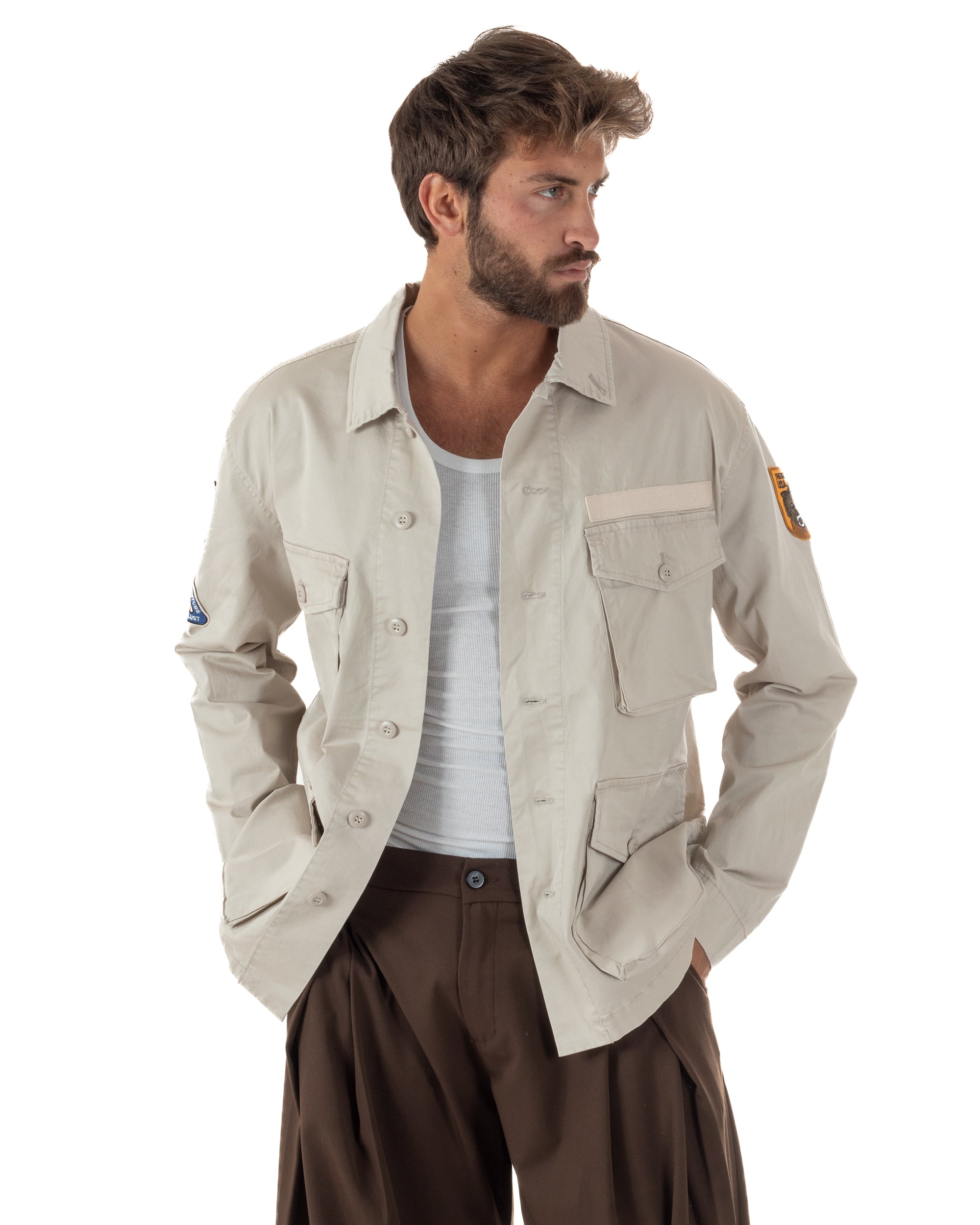 Vista frontale giacca beige field jacket 4 tasche patta bottoni uomo