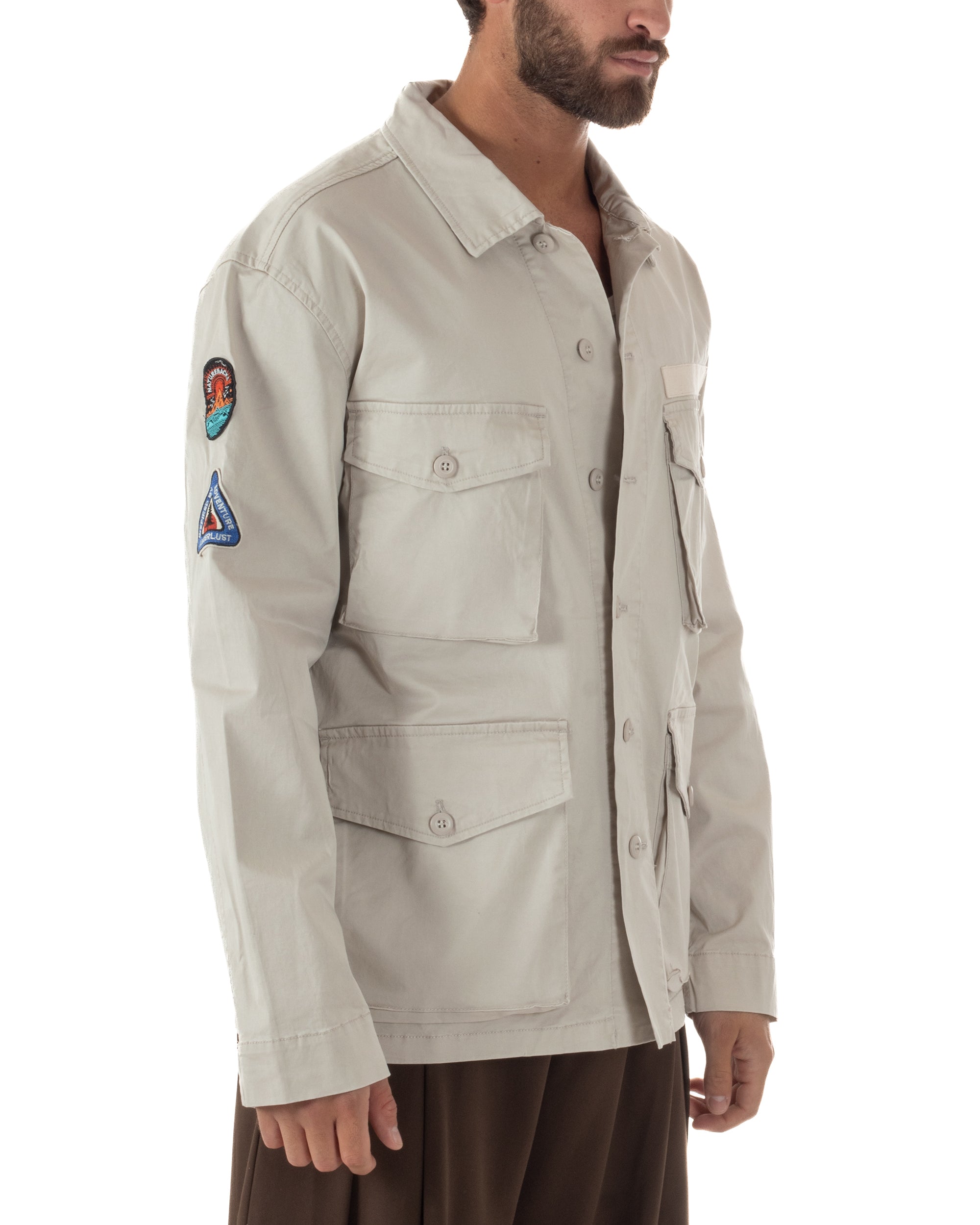Dettaglio tasconi con patta giacca sahariana beige utility regular fit uomo