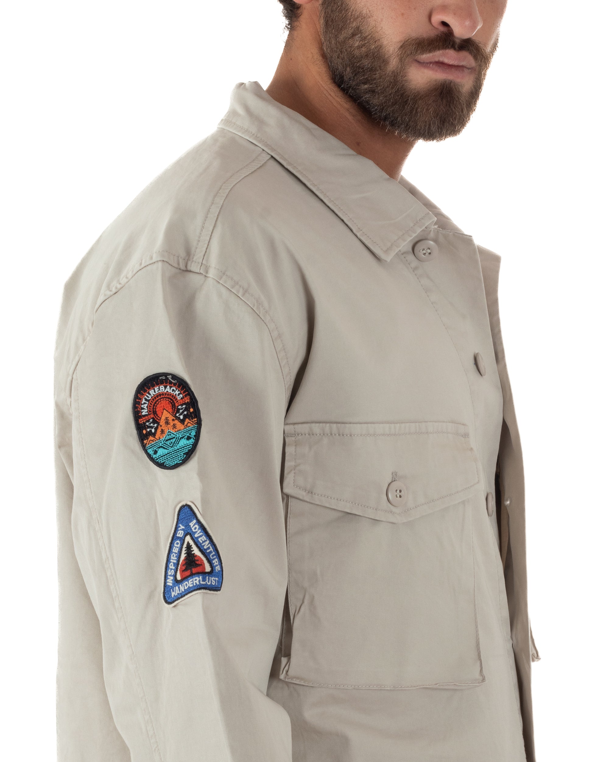 Dettaglio texture tessuto beige vissuto giacca sahariana field jacket uomo