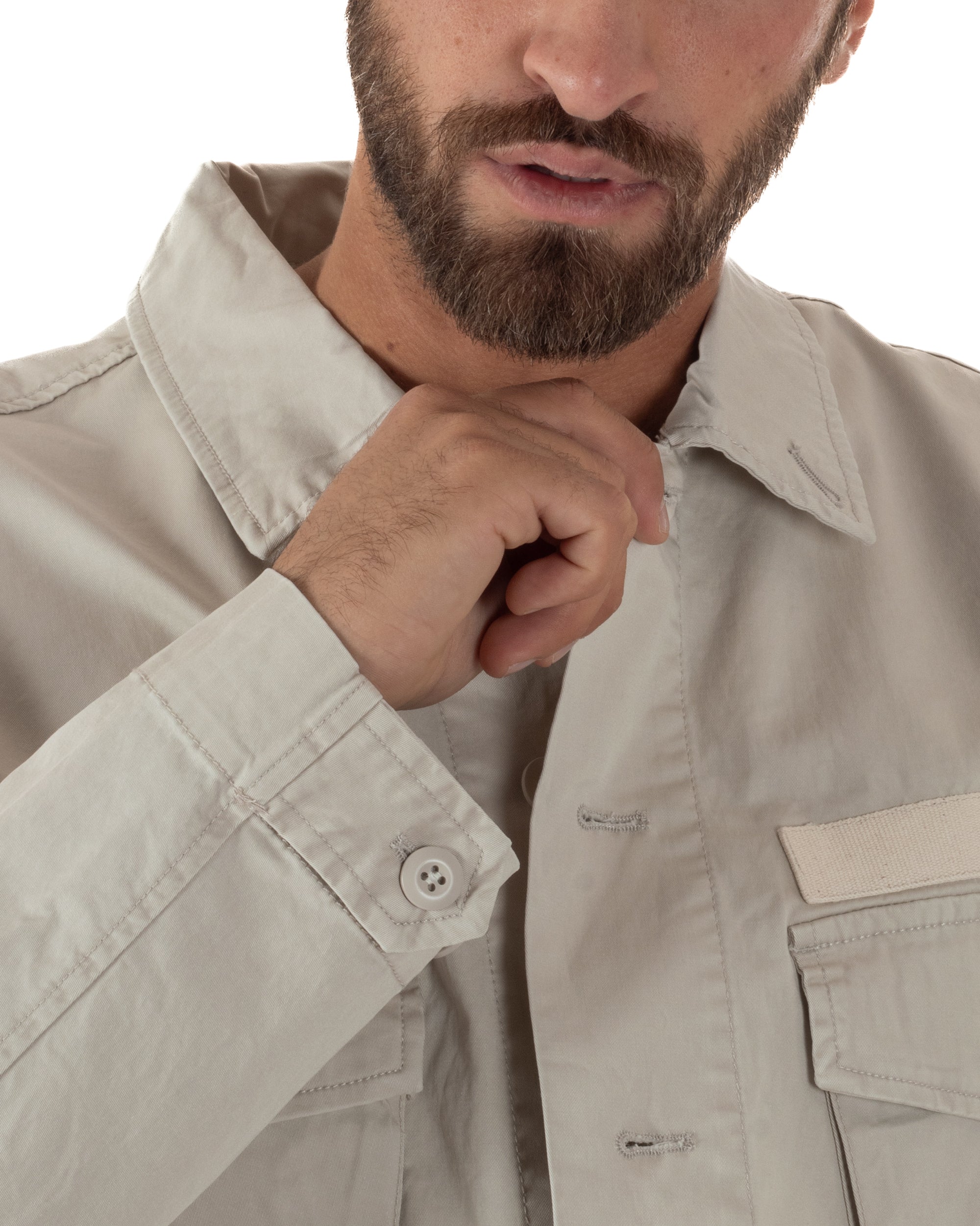 Dettaglio abbinamento giacca sahariana beige field jacket jeans casual uomo