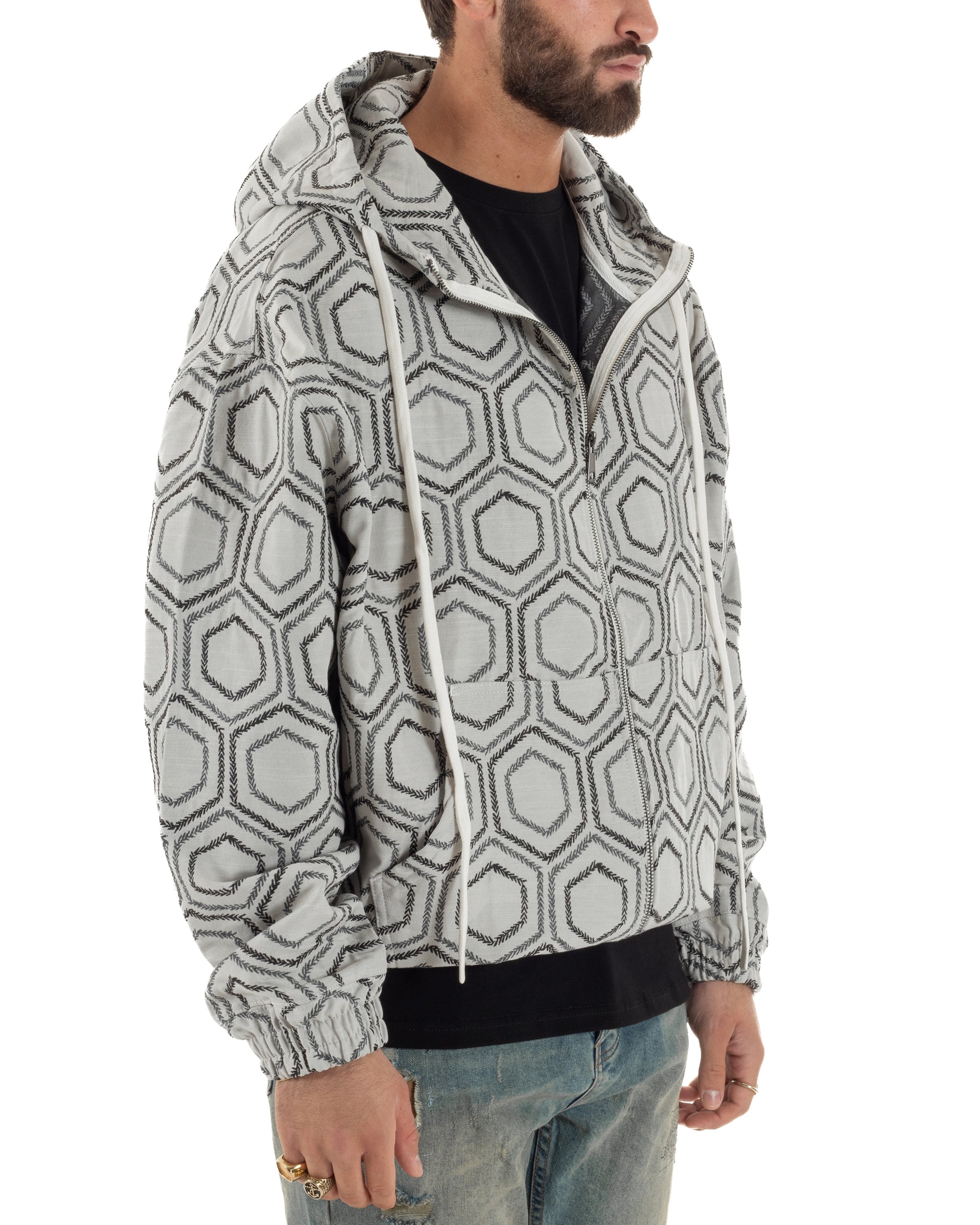 Vista laterale giacca bomber uomo bianco jacquard esagonale oversize spalle dropped