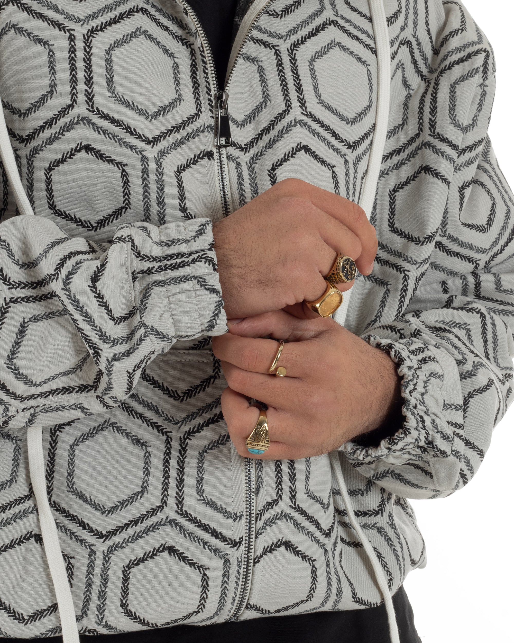 Dettaglio zip metallica doppio cursore chiusura frontale bomber bianco uomo