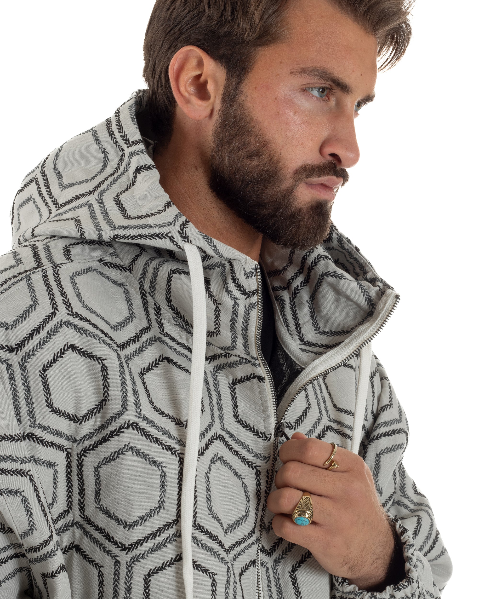 Dettaglio pattern jacquard esagonale tono su tono bomber bianco oversize uomo