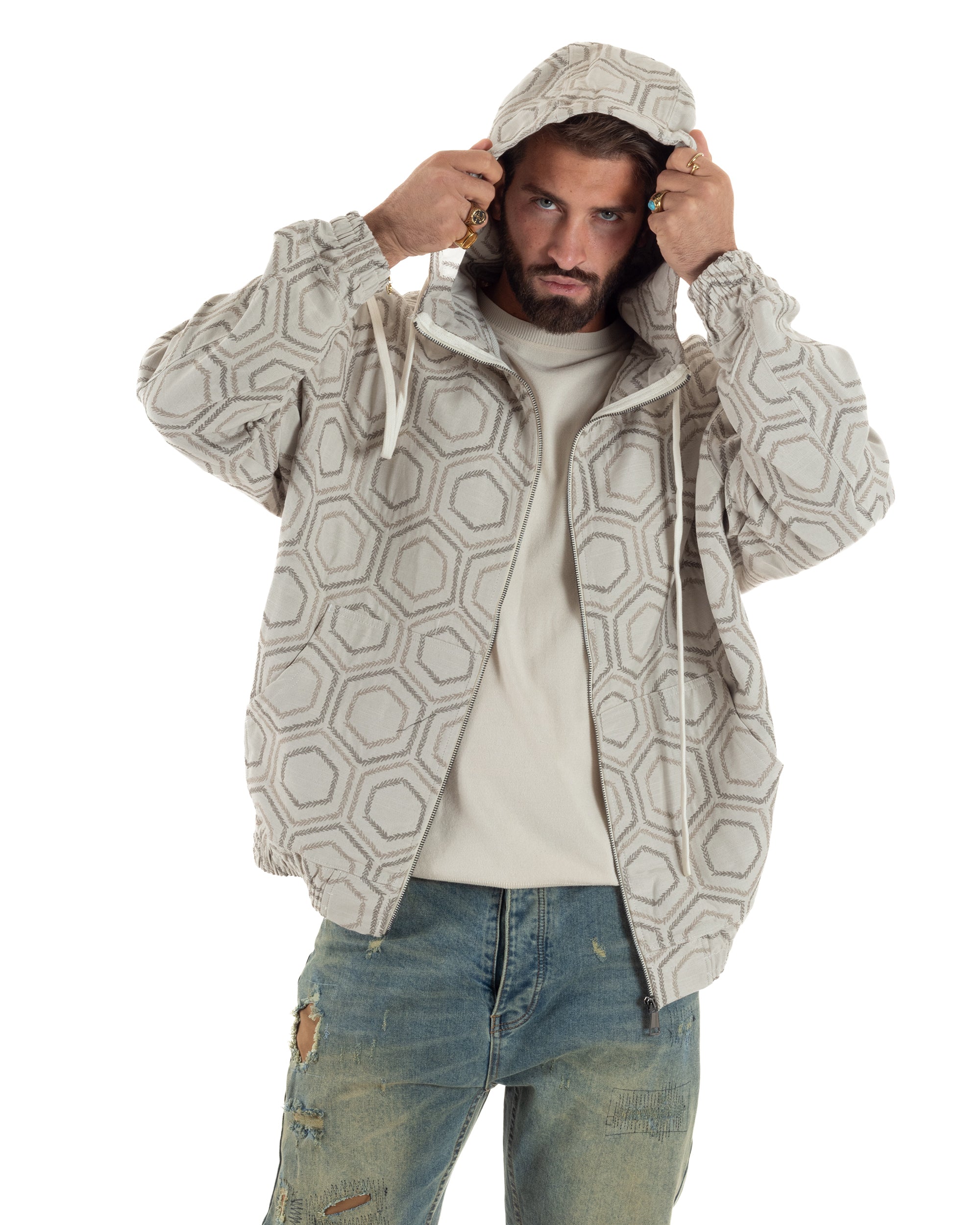 Dettaglio cappuccio ampio cordino bianco panna bomber beige jacquard uomo