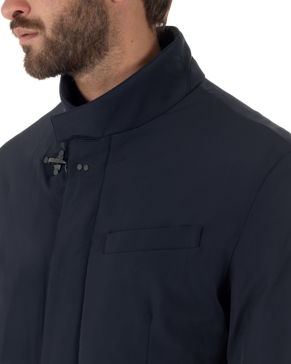 Collo alto con cinturino e fermaglio metallico del giubbotto blu GIOSAL, accanto alla chiusura coperta.