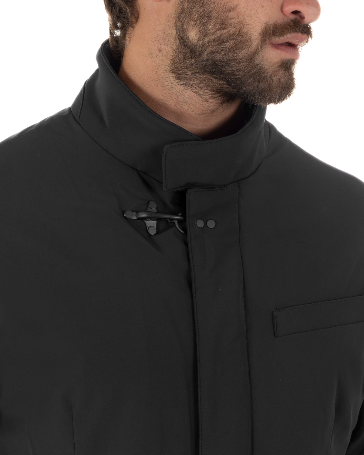 Collo alto con cinturino e fermaglio metallico del giubbotto nero GIOSAL, accanto alla chiusura coperta.