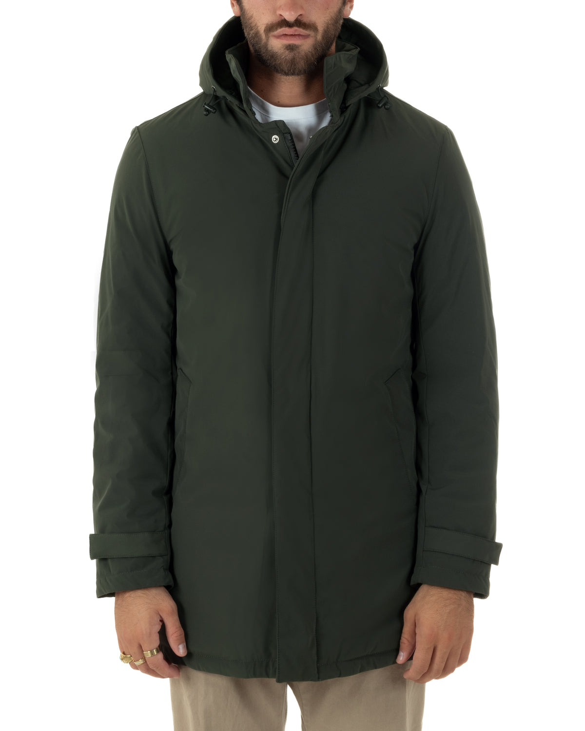 Collo alto con cinturino e fermaglio metallico del giubbotto verde  GIOSAL, accanto alla chiusura coperta.