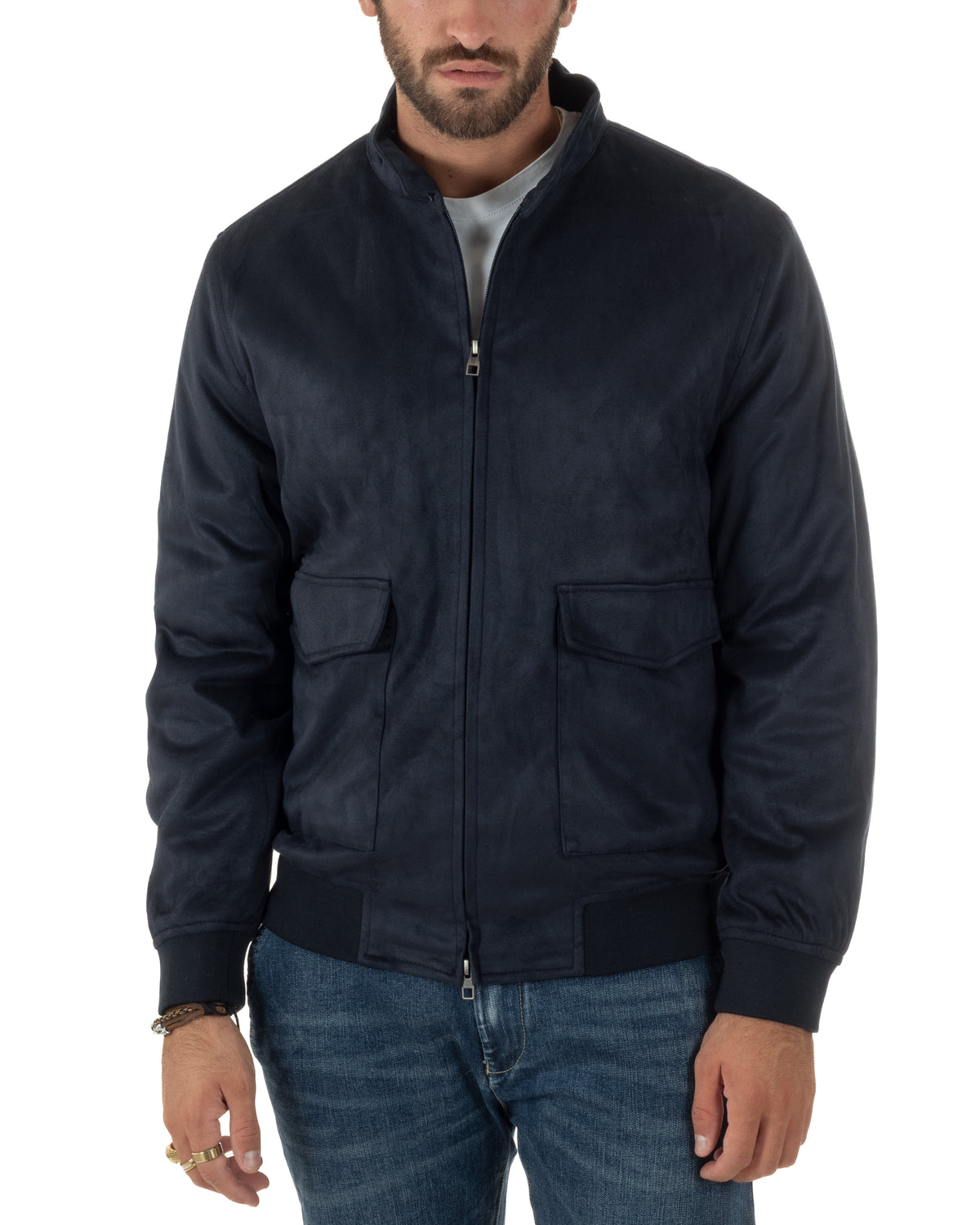 Bomber uomo blu GIOSAL in eco-camoscio, indossato aperto, con tasche applicate con patta e zip centrale.