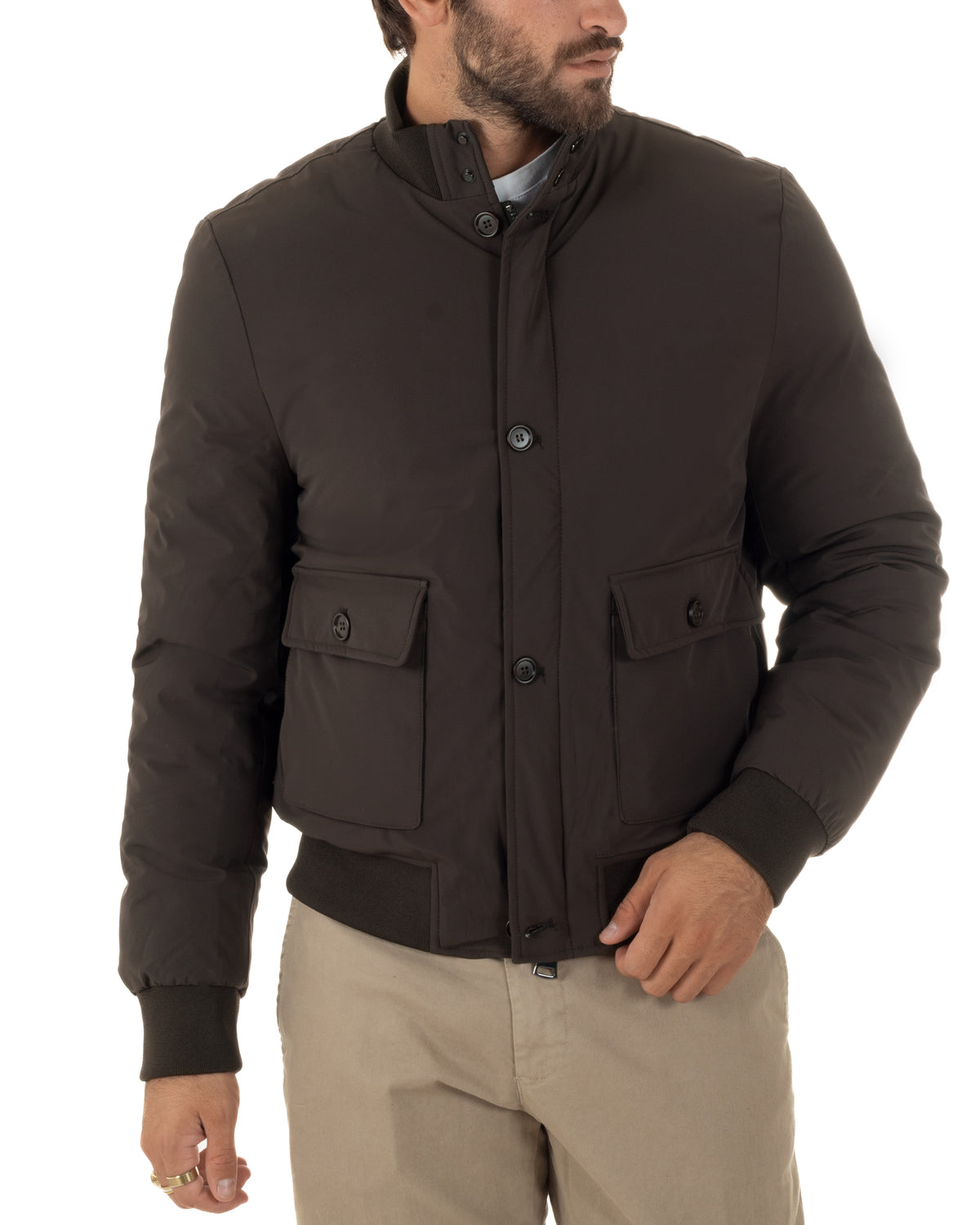 Taglio regular fit del giubbotto GIOSAL marrone, con collo rialzato e tasca con bottone,