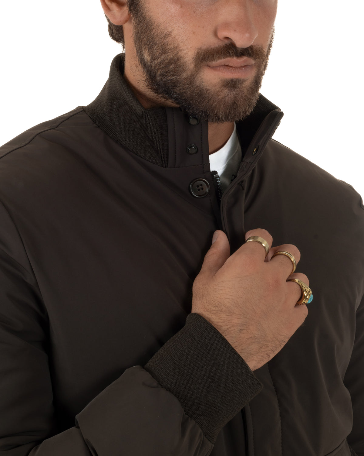 Taglio regular fit del giubbotto GIOSAL marrone, con collo rialzato e tasca con bottone,