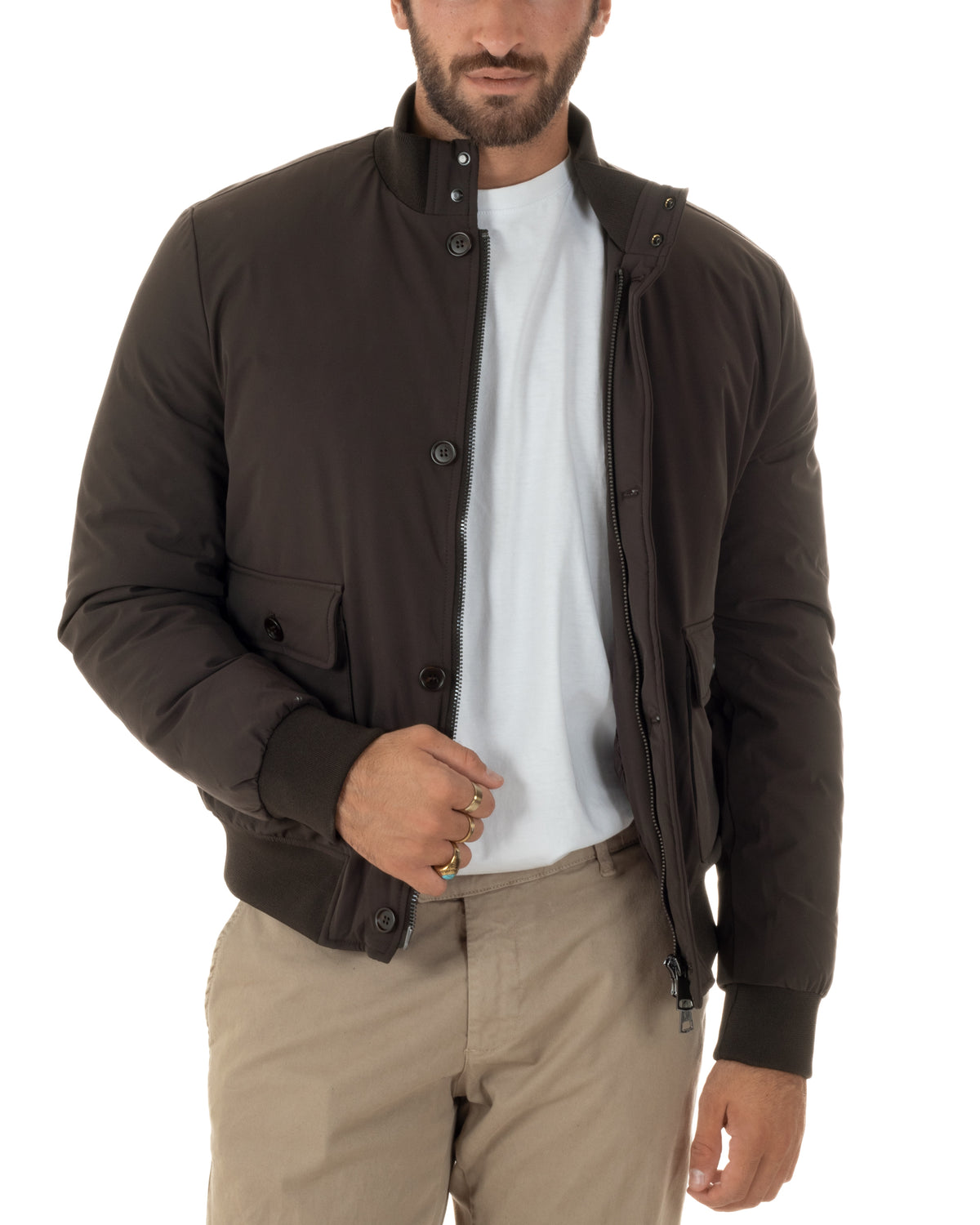 Bomber uomo marrone GIOSAL in tessuto tecnico, con zip, bottoni e ampie tasche applicate con patta.