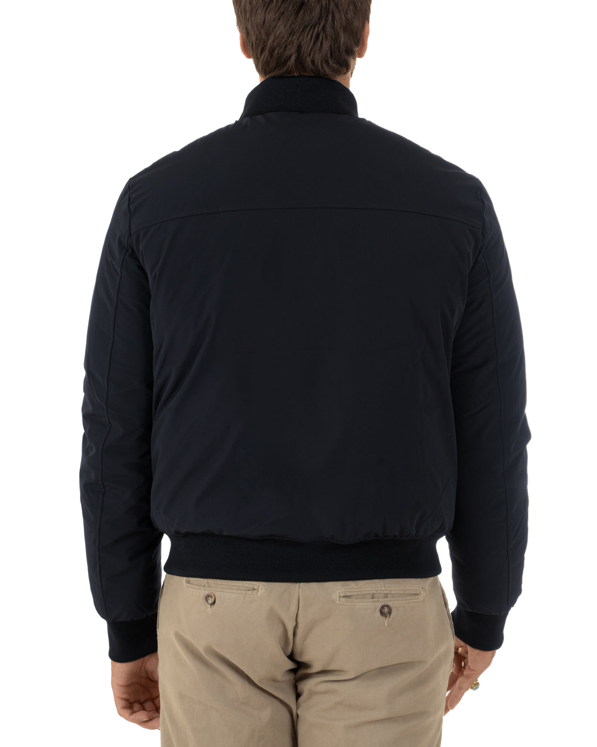 Cucitura orizzontale sulle spalle e fondo elasticizzato del bomber blu GIOSAL, indossato di spalle.