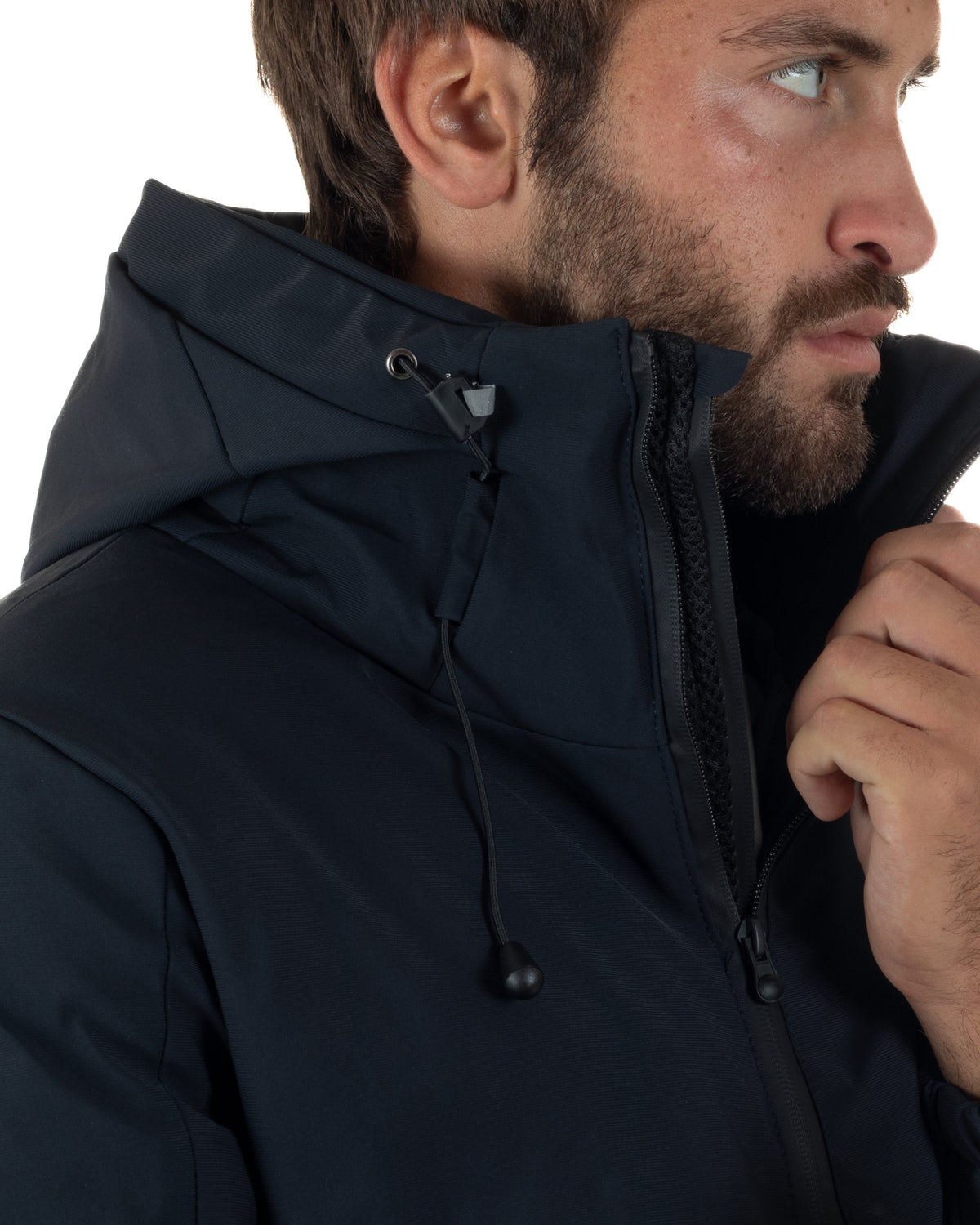 Particolare del collo alto e del cappuccio con coulisse del giubbotto uomo blu GIOSAL