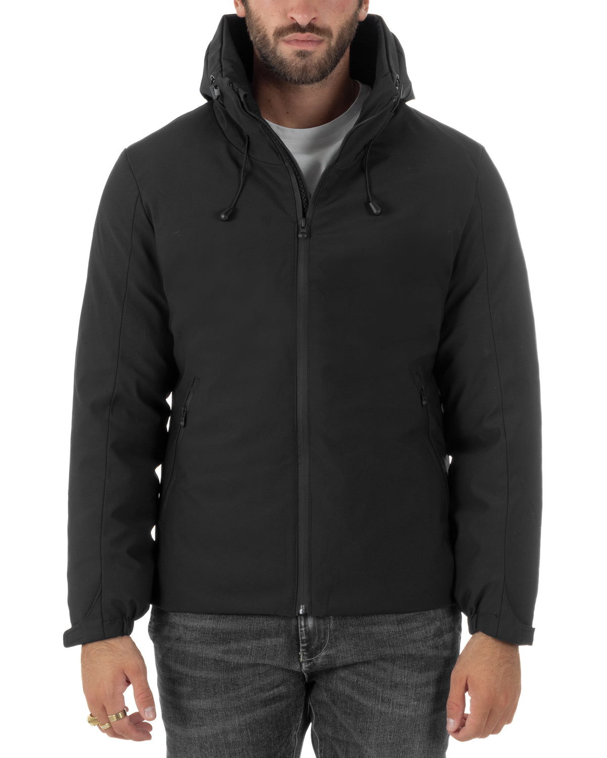 Giubbotto uomo nero GIOSAL in tessuto tecnico, con zip chiusa, cappuccio con coulisse e vestibilità regular.