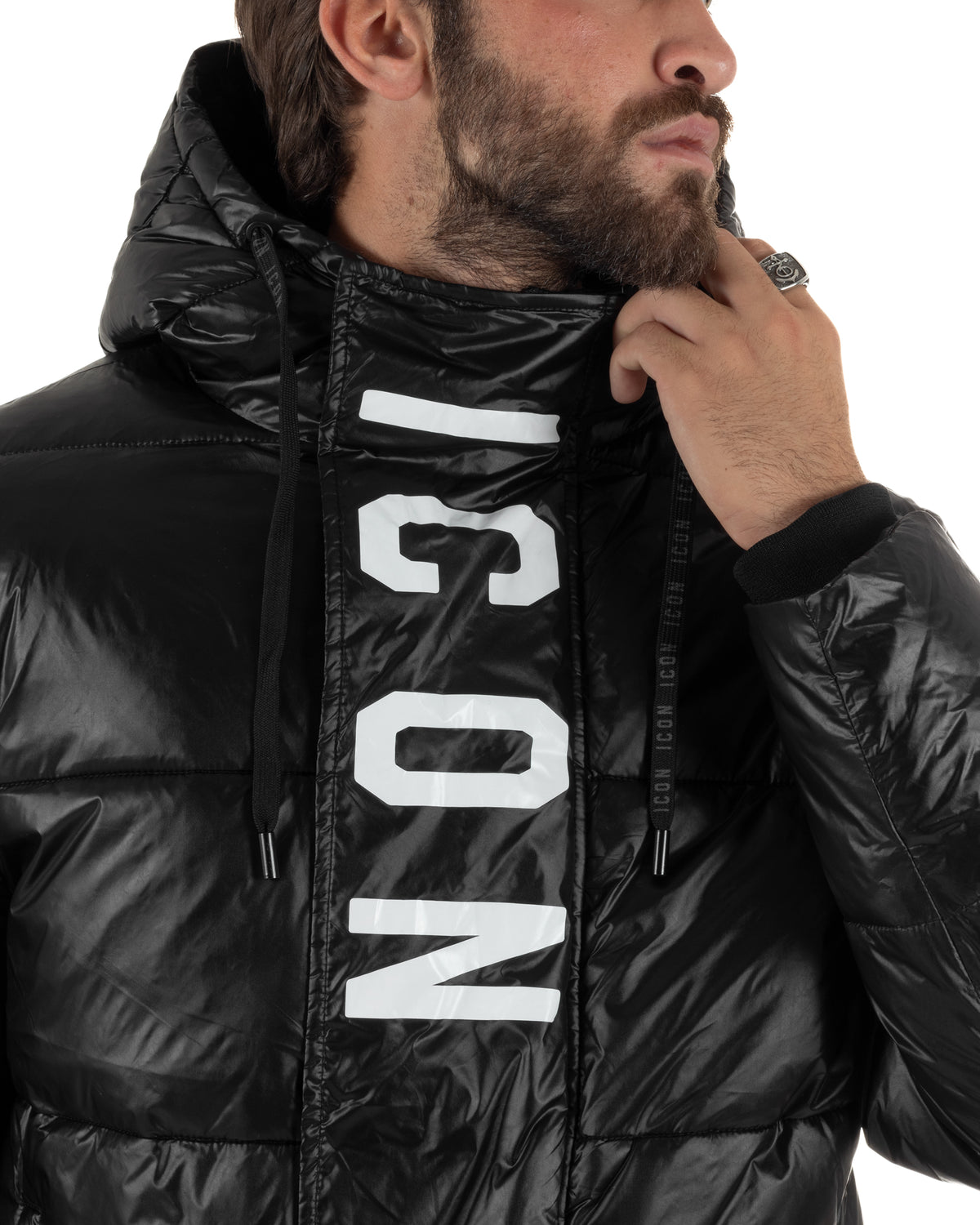 Giubbotto piumino uomo imbottito lucido con cappuccio e maxi logo nero ICON IUJ017