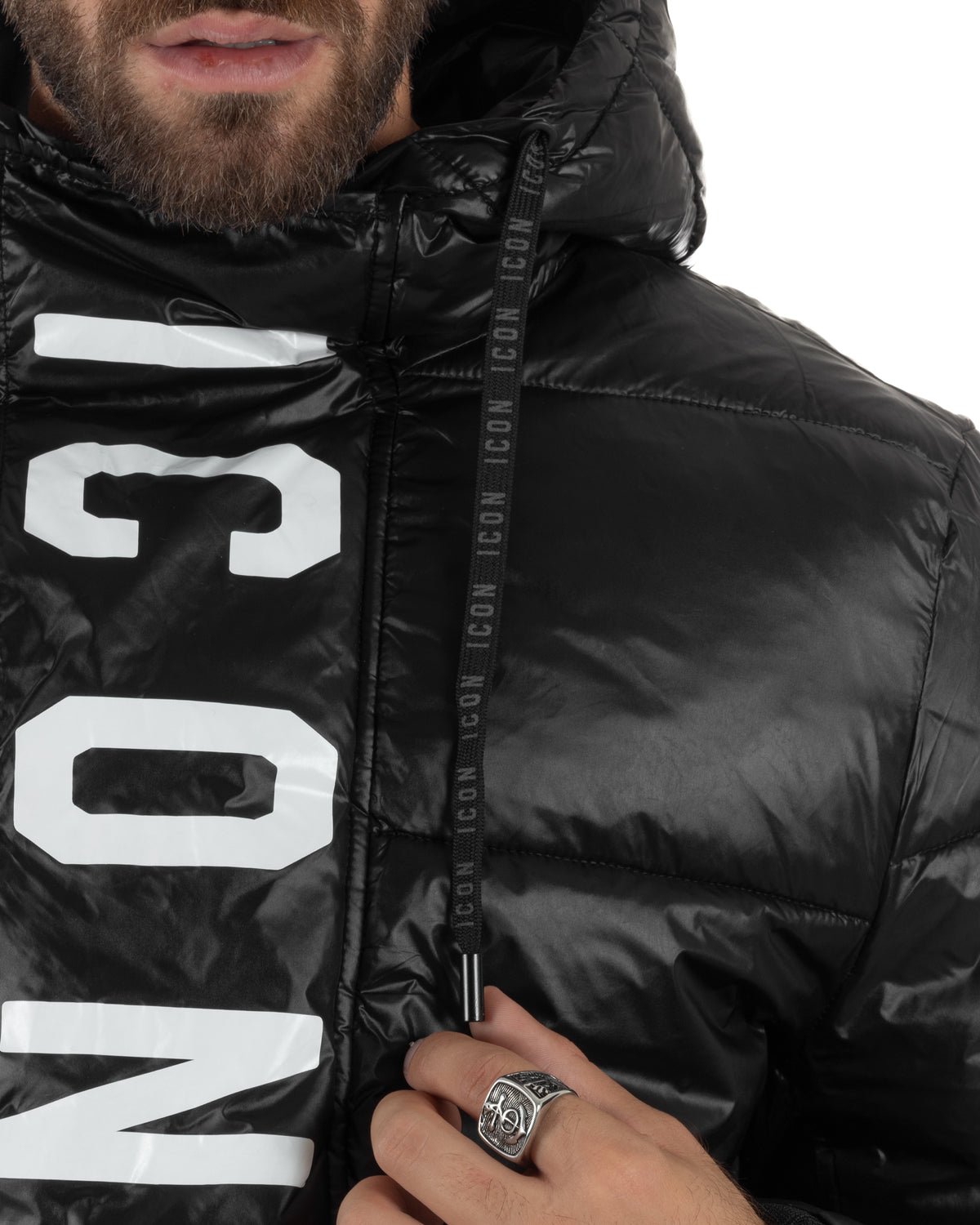 Giubbotto piumino uomo imbottito lucido con cappuccio e maxi logo nero ICON IUJ017