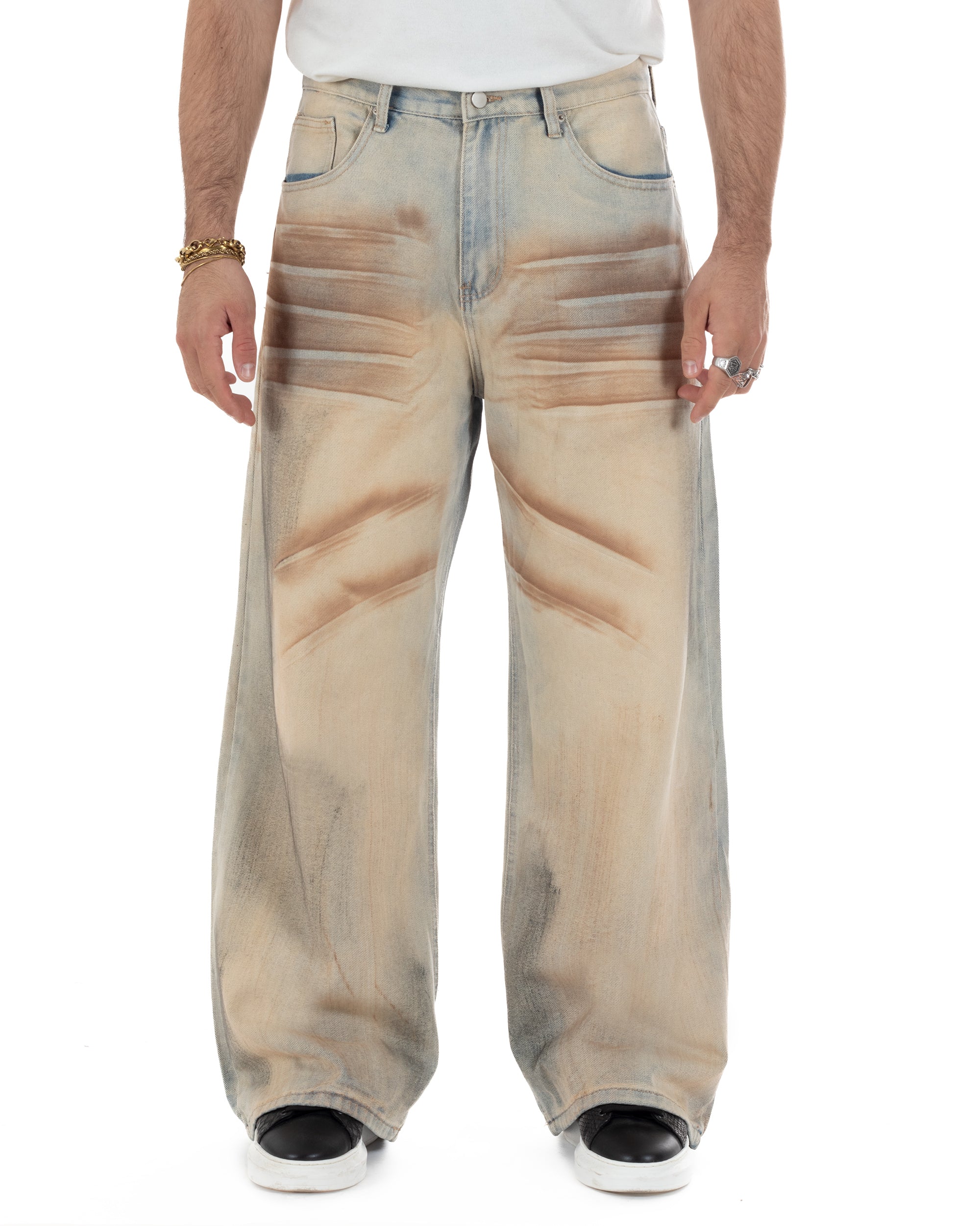 Vista frontale jeans super baggy denim sabbiato effetto sfumato uomo