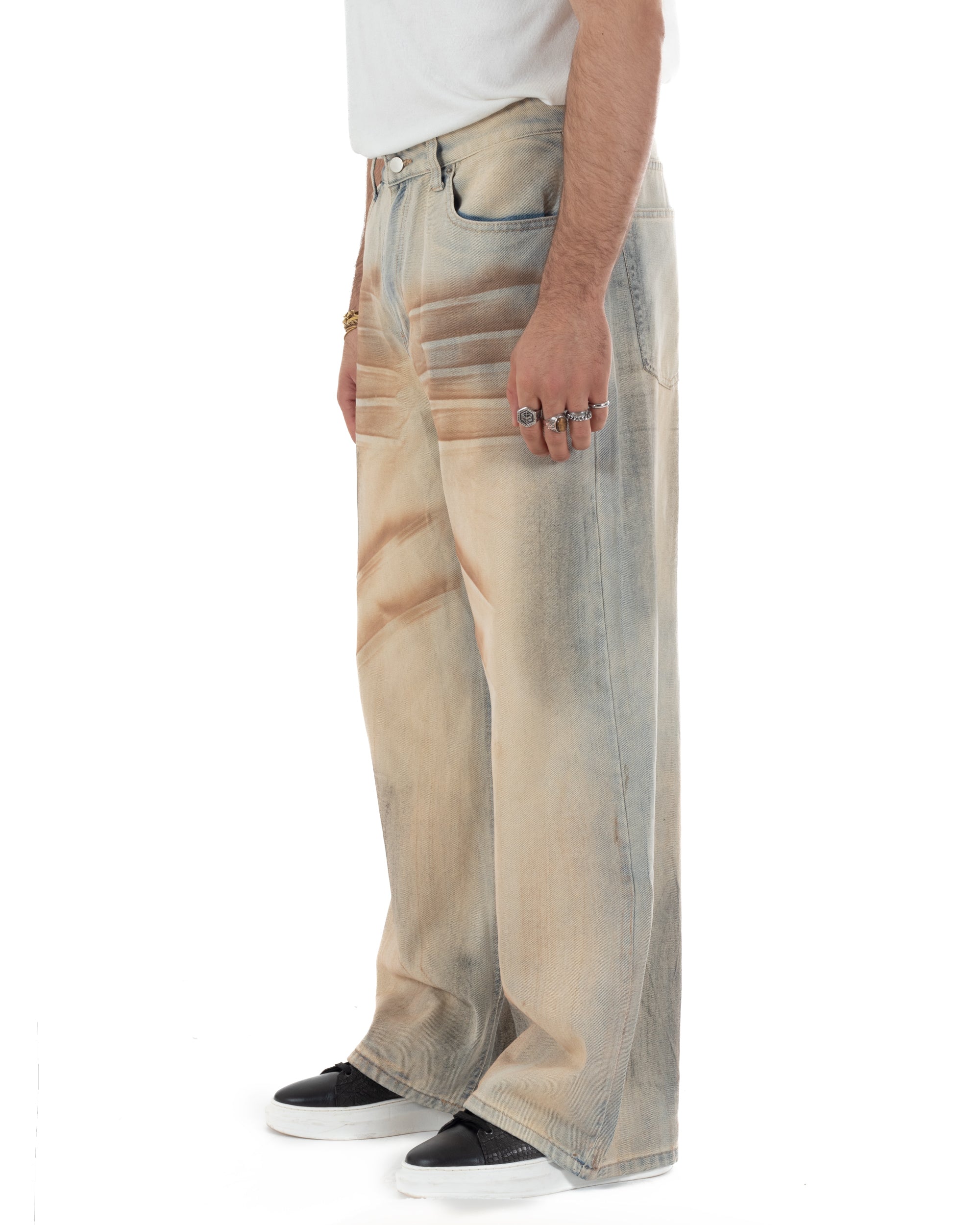 Dettaglio texture denim sabbiato jeans super baggy 95% cotone uomo