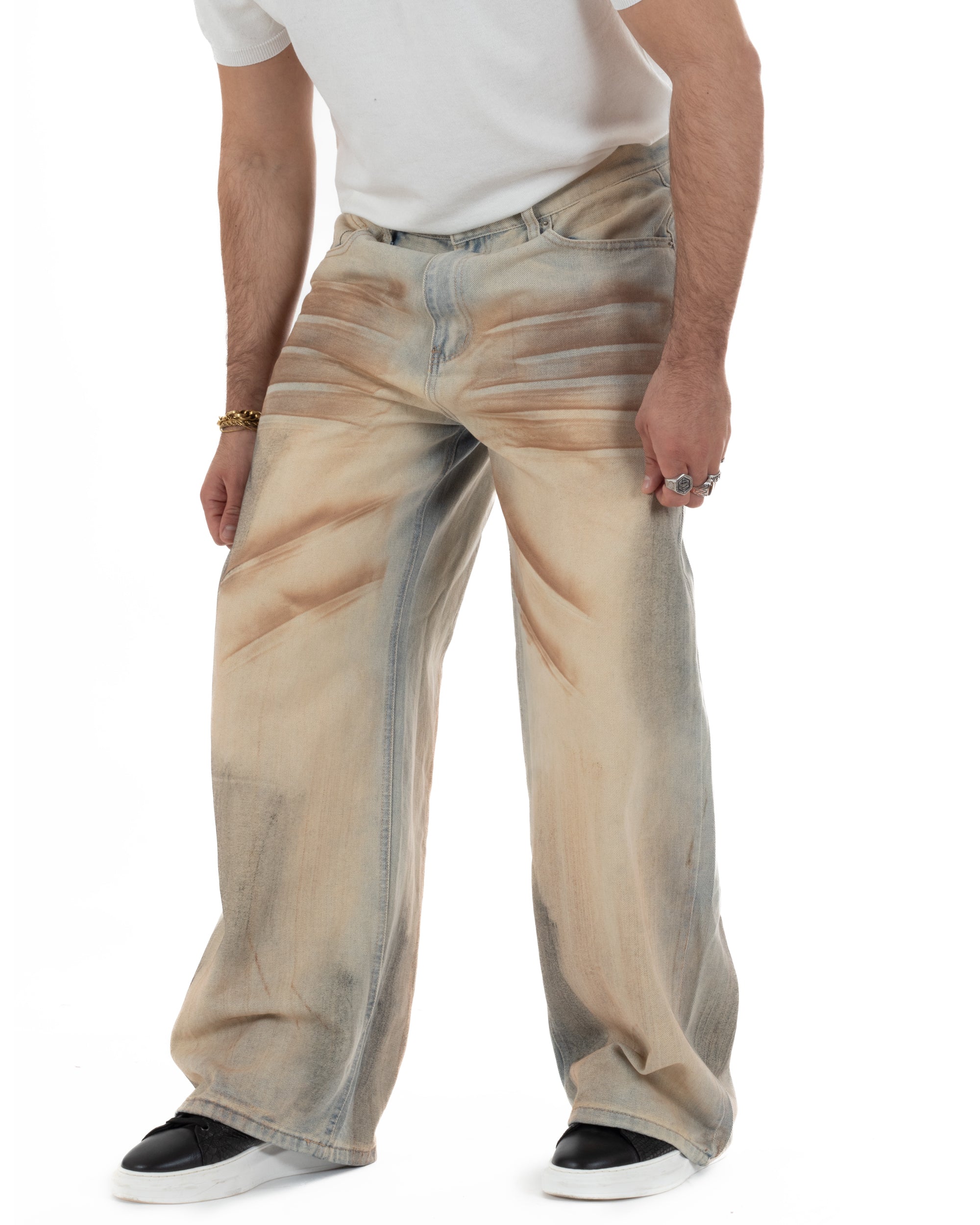Dettaglio effetto sabbiato sfumato jeans super baggy denim uomo