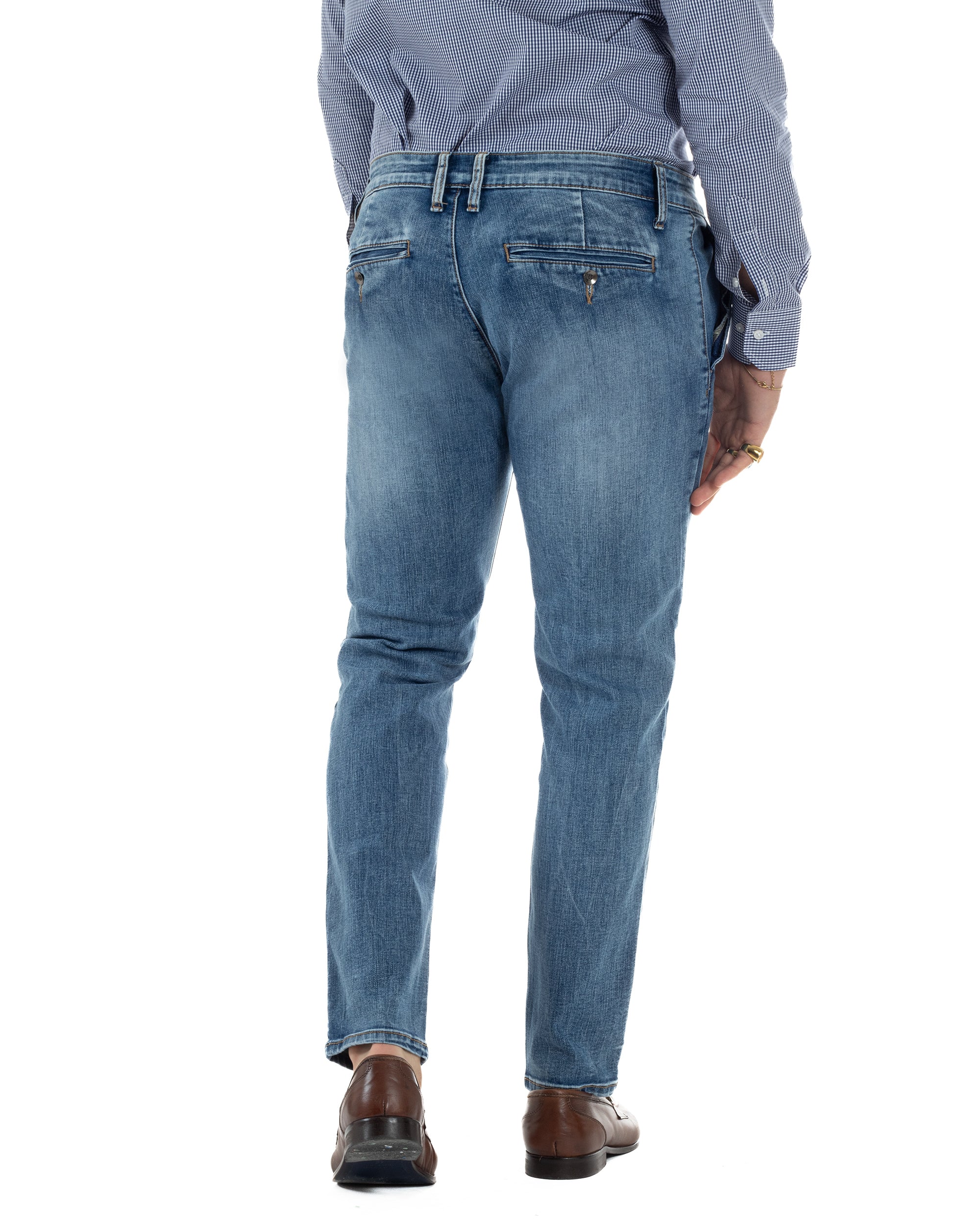 Vista posteriore jeans uomo blu slim fit con tasche a filetto