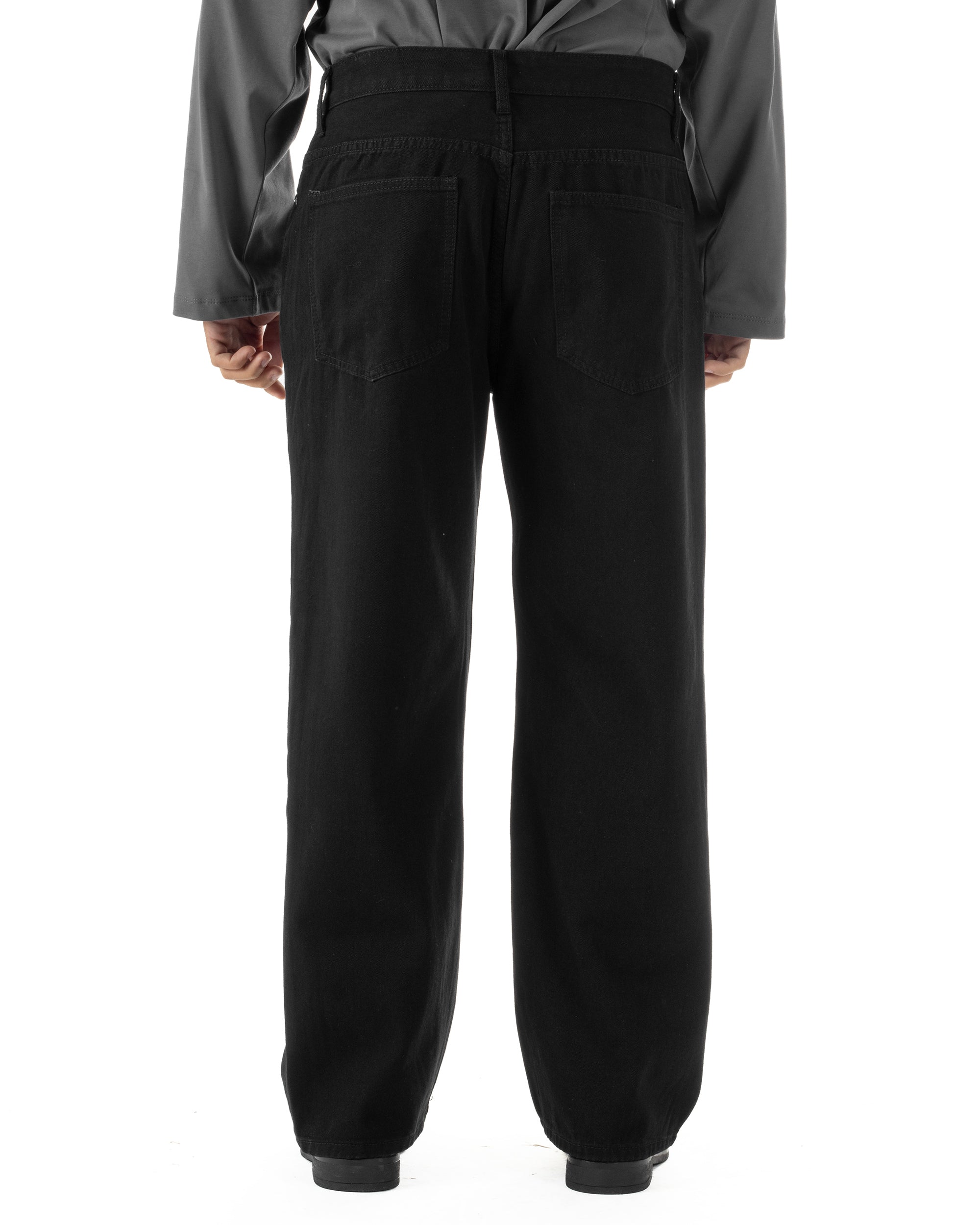 Vista completa posteriore jeans uomo nero baggy fit cinque tasche casual contemporaneo