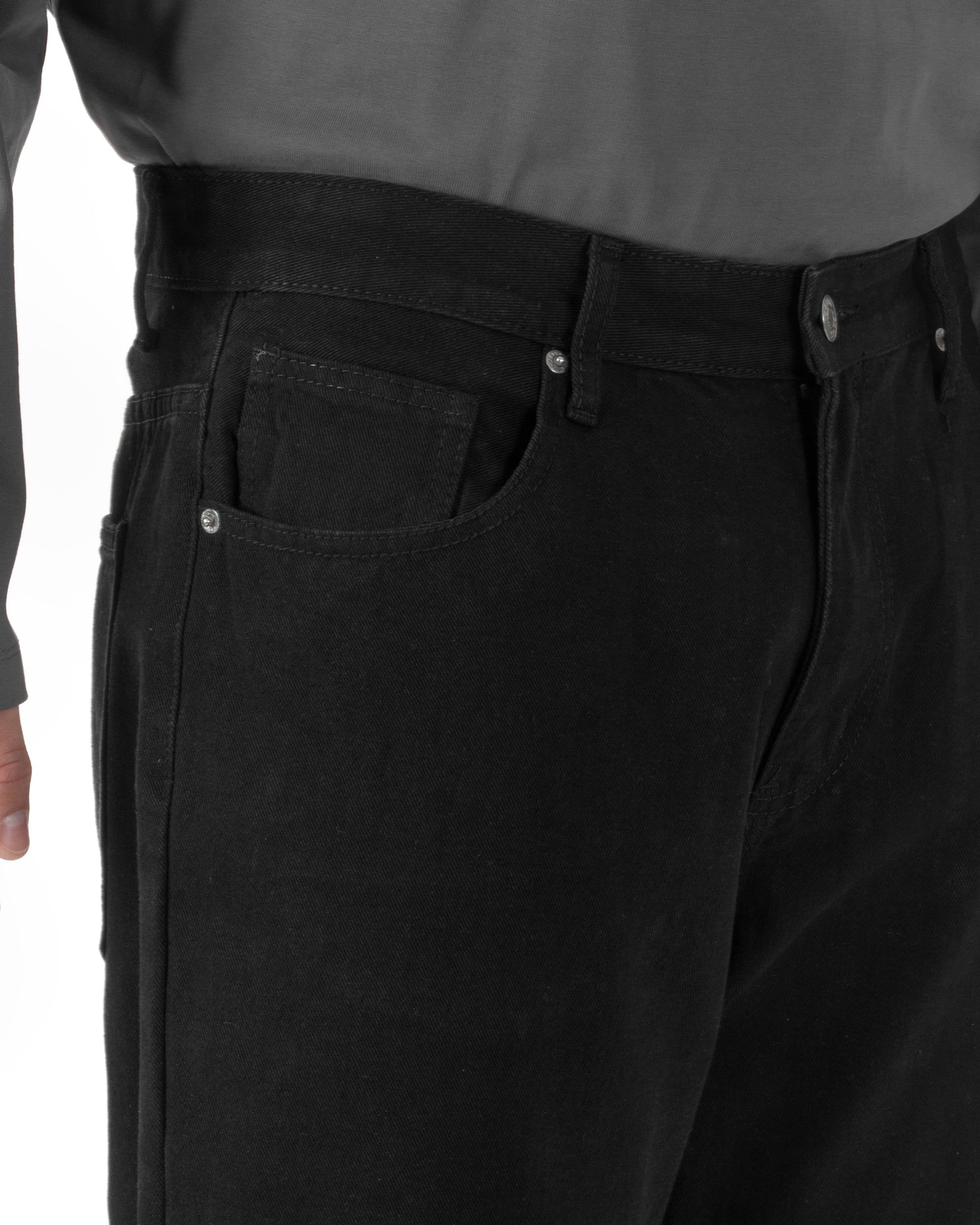 Dettaglio tasche anteriori jeans nero baggy fit denim cotone uomo