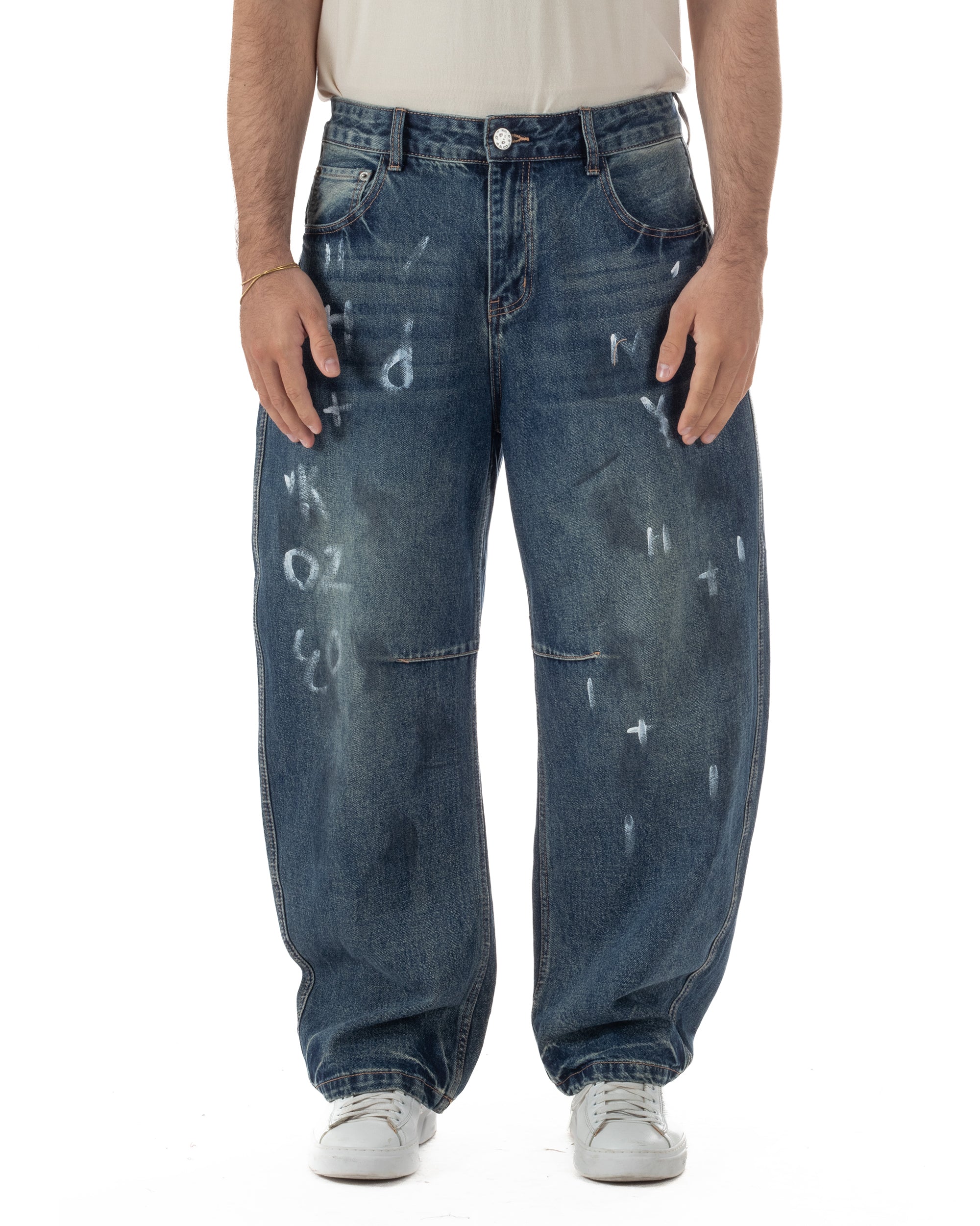 Dettaglio chiusura bottone e zip jeans baggy denim blu graffiti streetwear