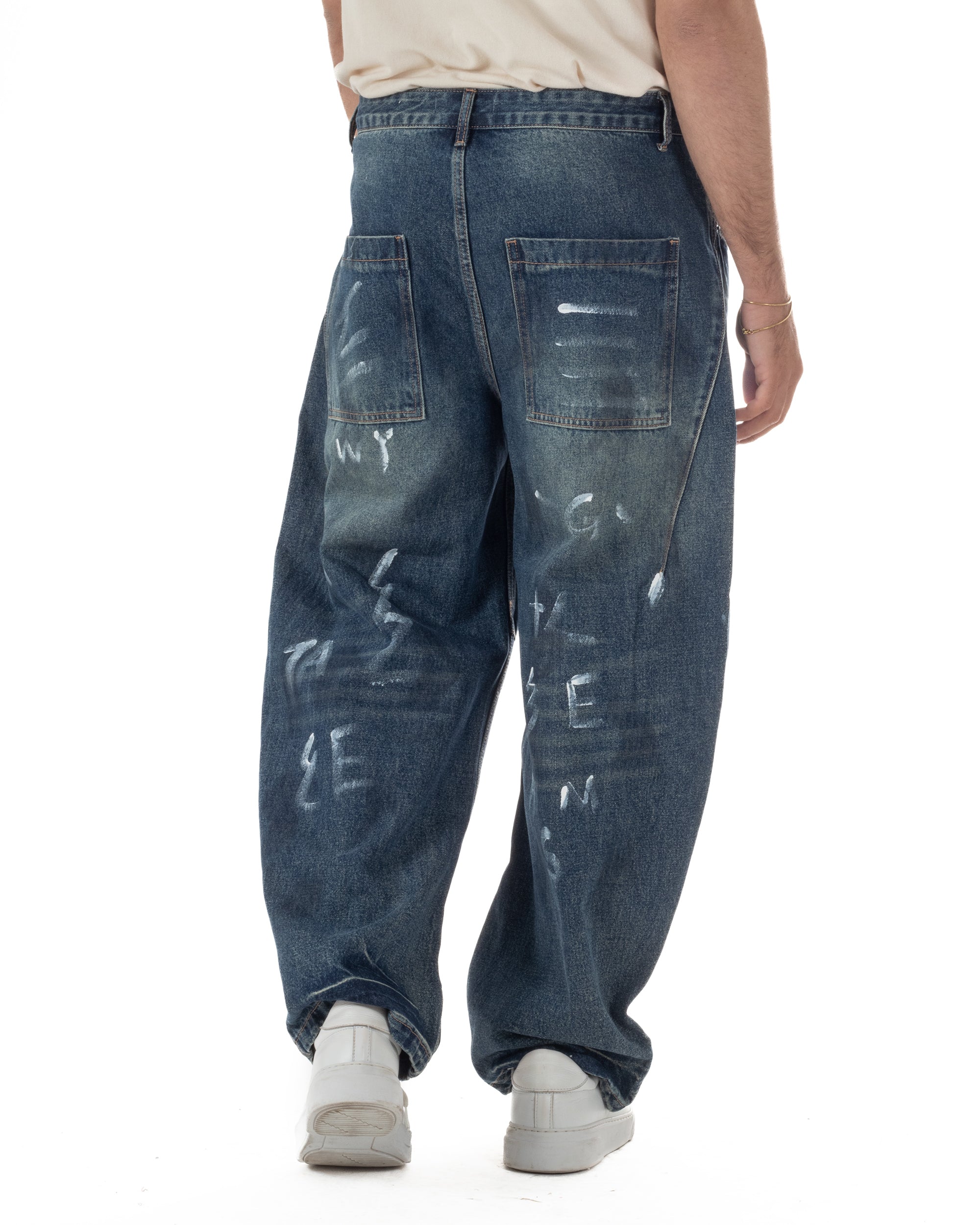 Vista posteriore jeans uomo baggy denim blu con grafiche graffiti vernice