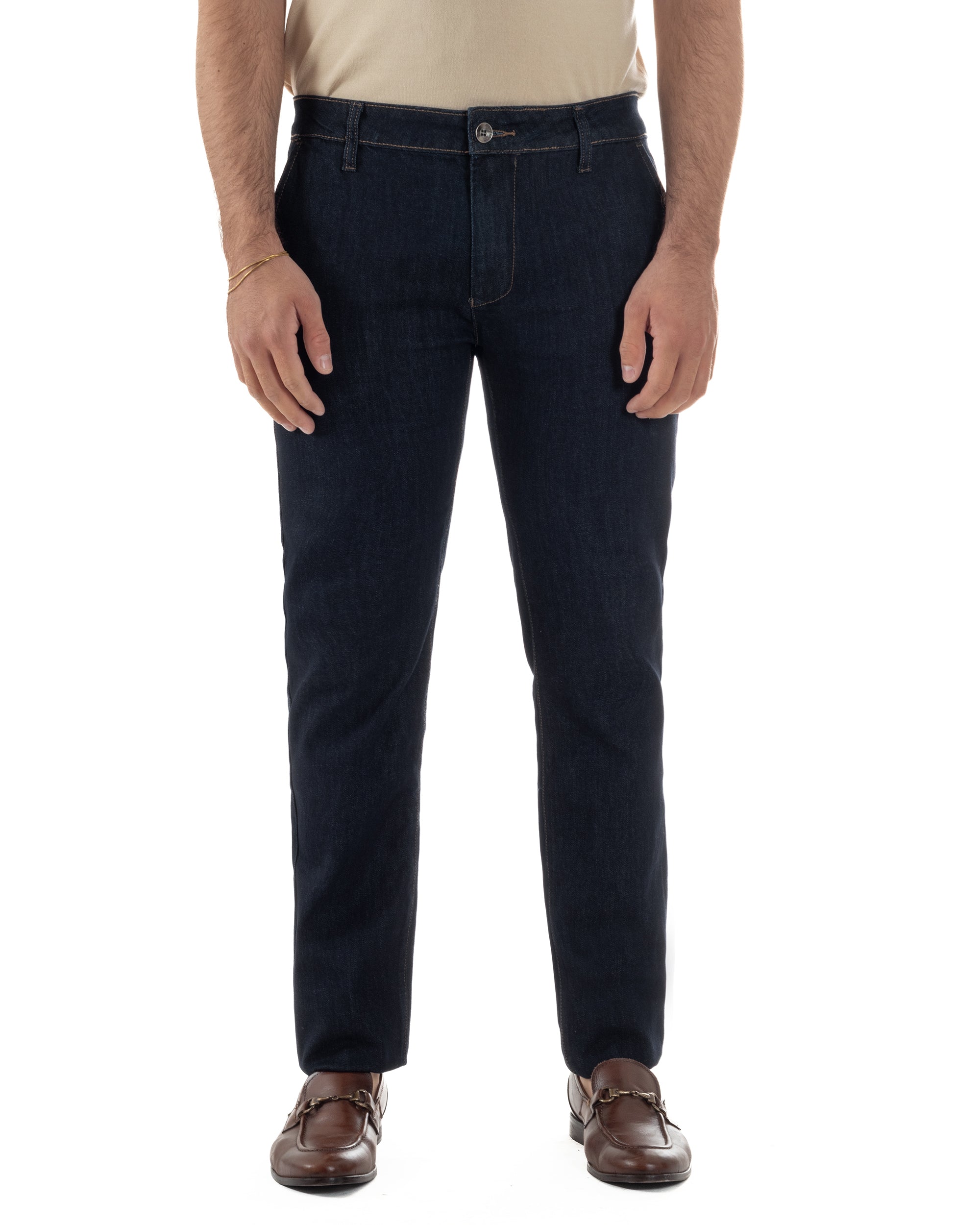 Vista frontale jeans slim fit denim scuro tasche america uomo affusolato