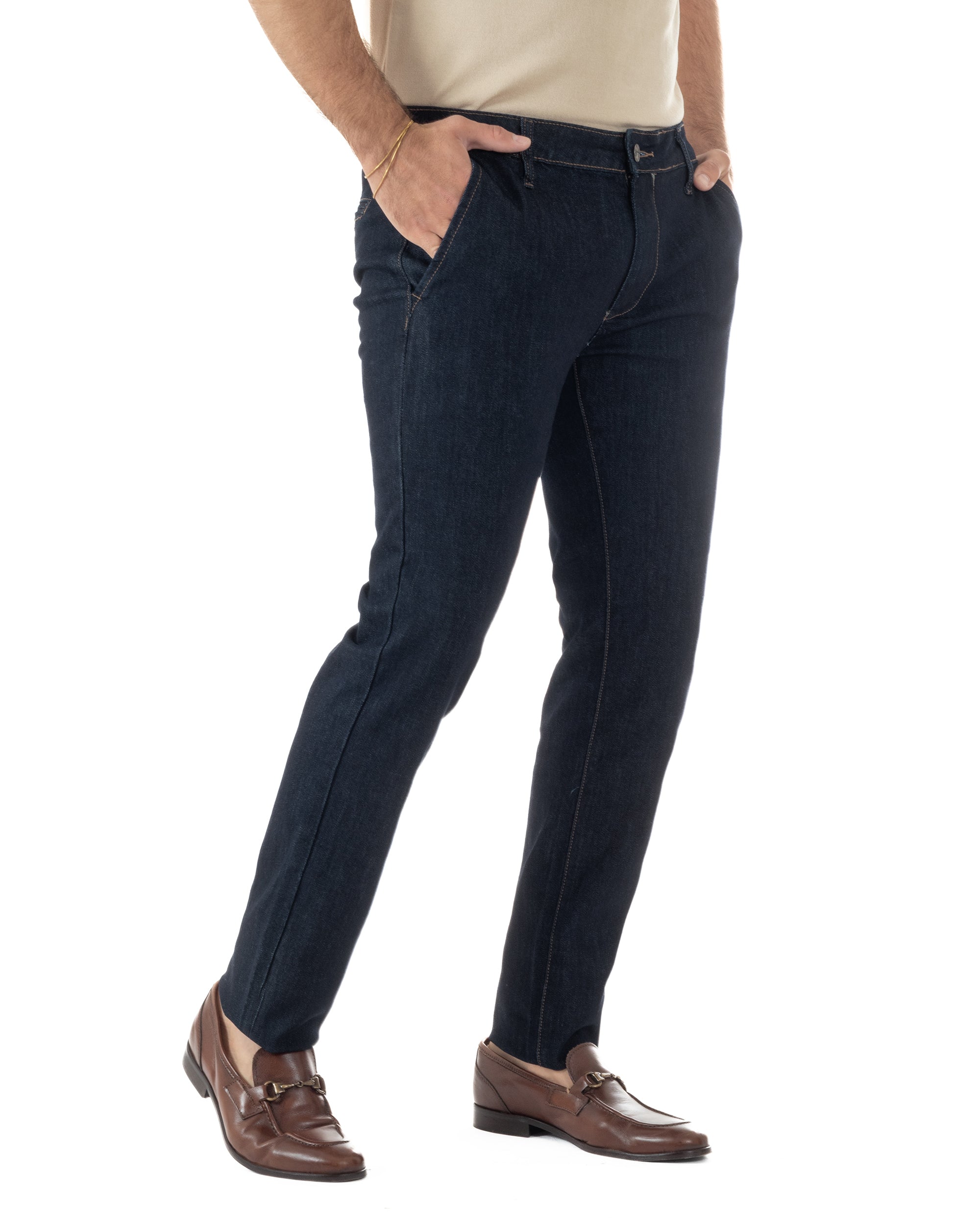 Vista laterale jeans uomo denim scuro slim fit stretch affusolato casual