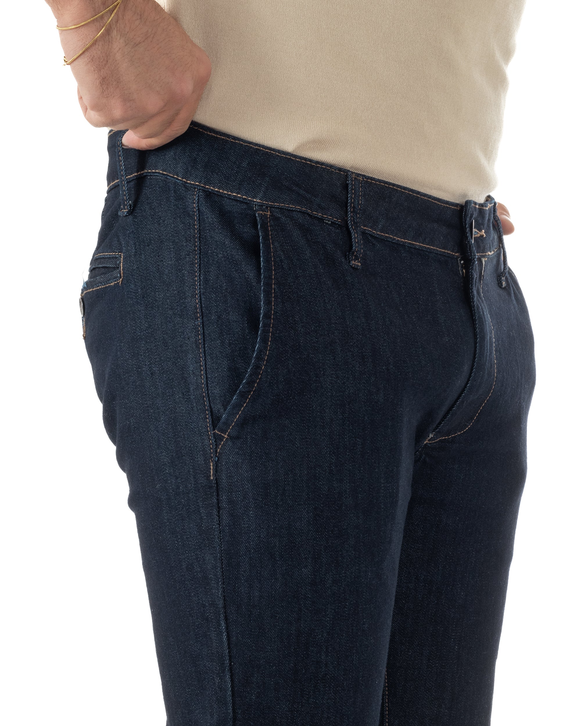 Dettaglio chiusura bottone e zip cuciture tono su tono jeans denim scuro