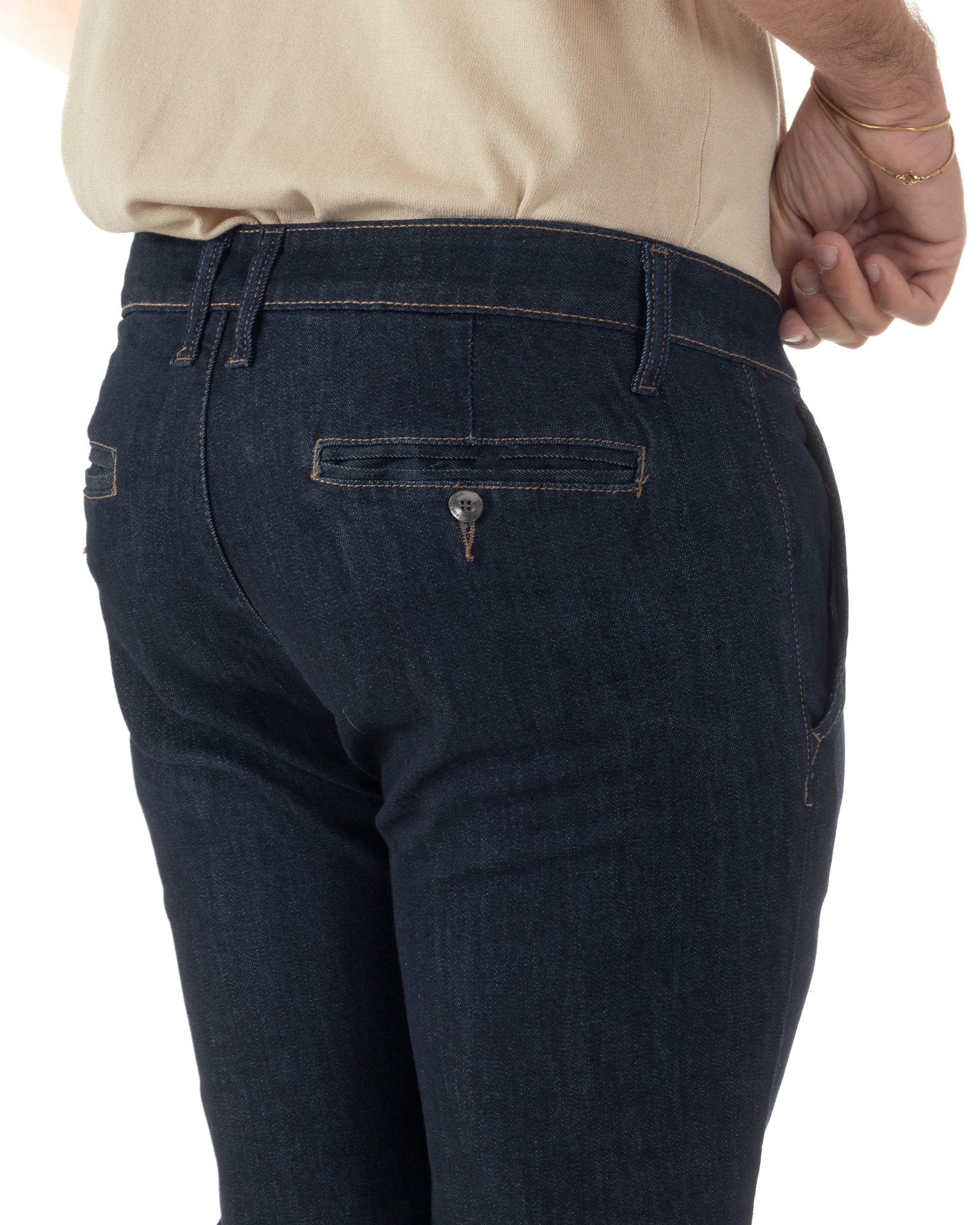 Dettaglio tasche posteriori zip e bottone metallo brunito jeans denim scuro