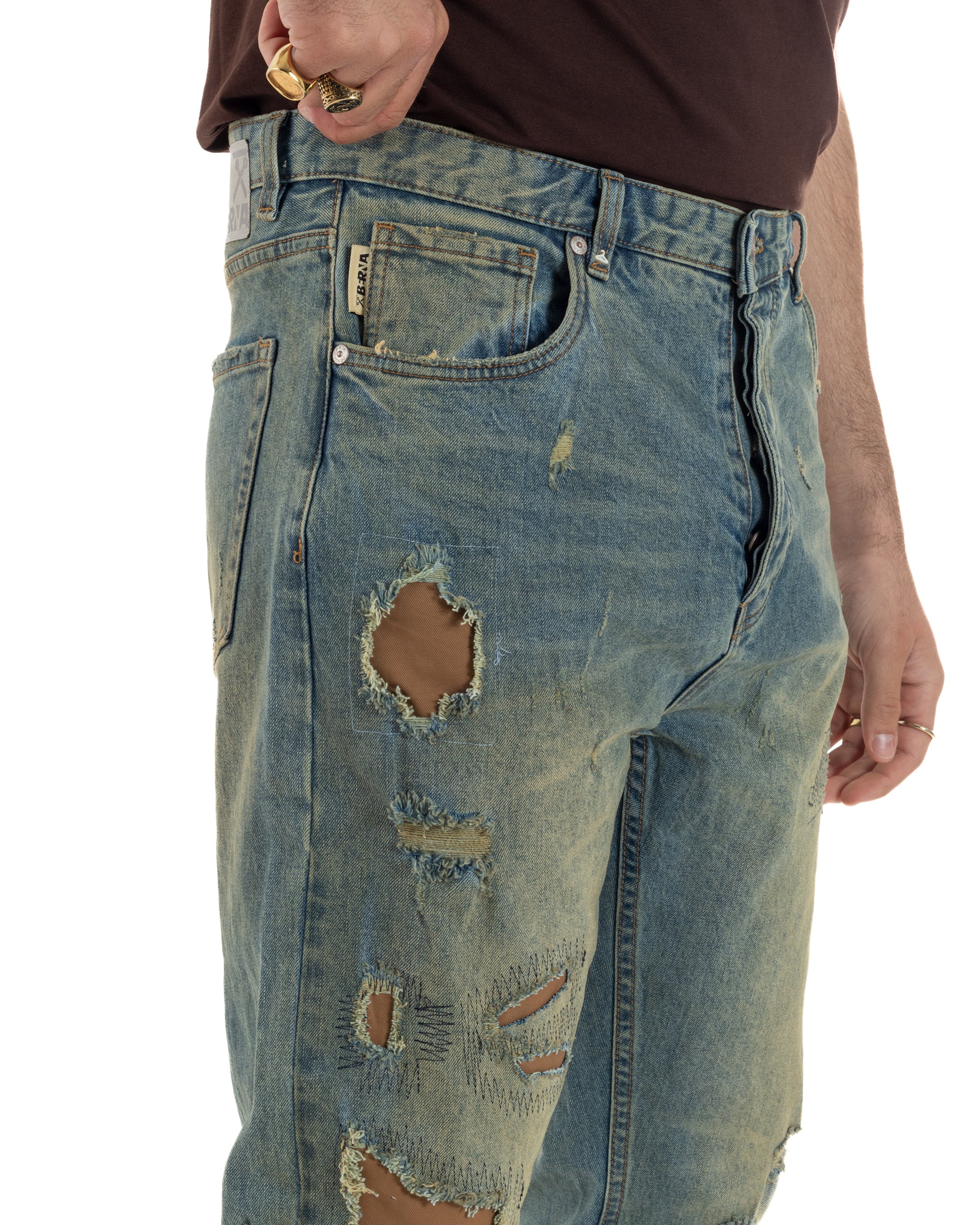 Dettaglio strappi heavy distressed jeans cropped denim sabbiato uomo Berna