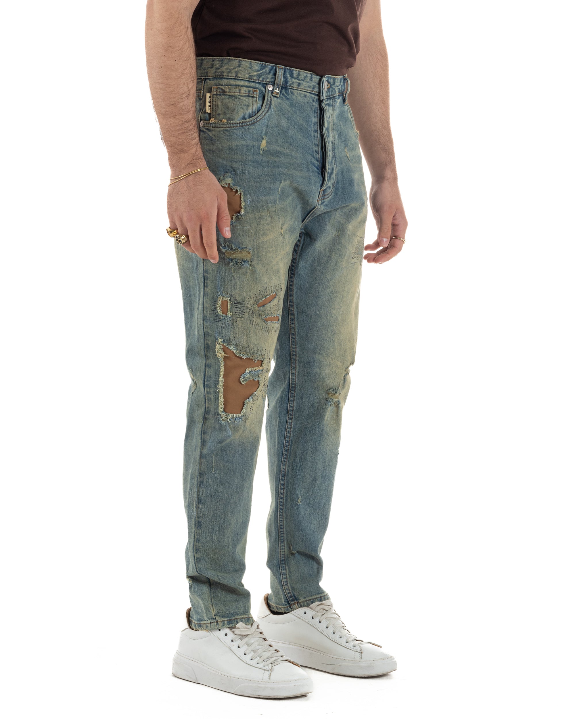 Dettaglio lavaggio verde sabbia sfumature uniche jeans destroyed cropped uomo