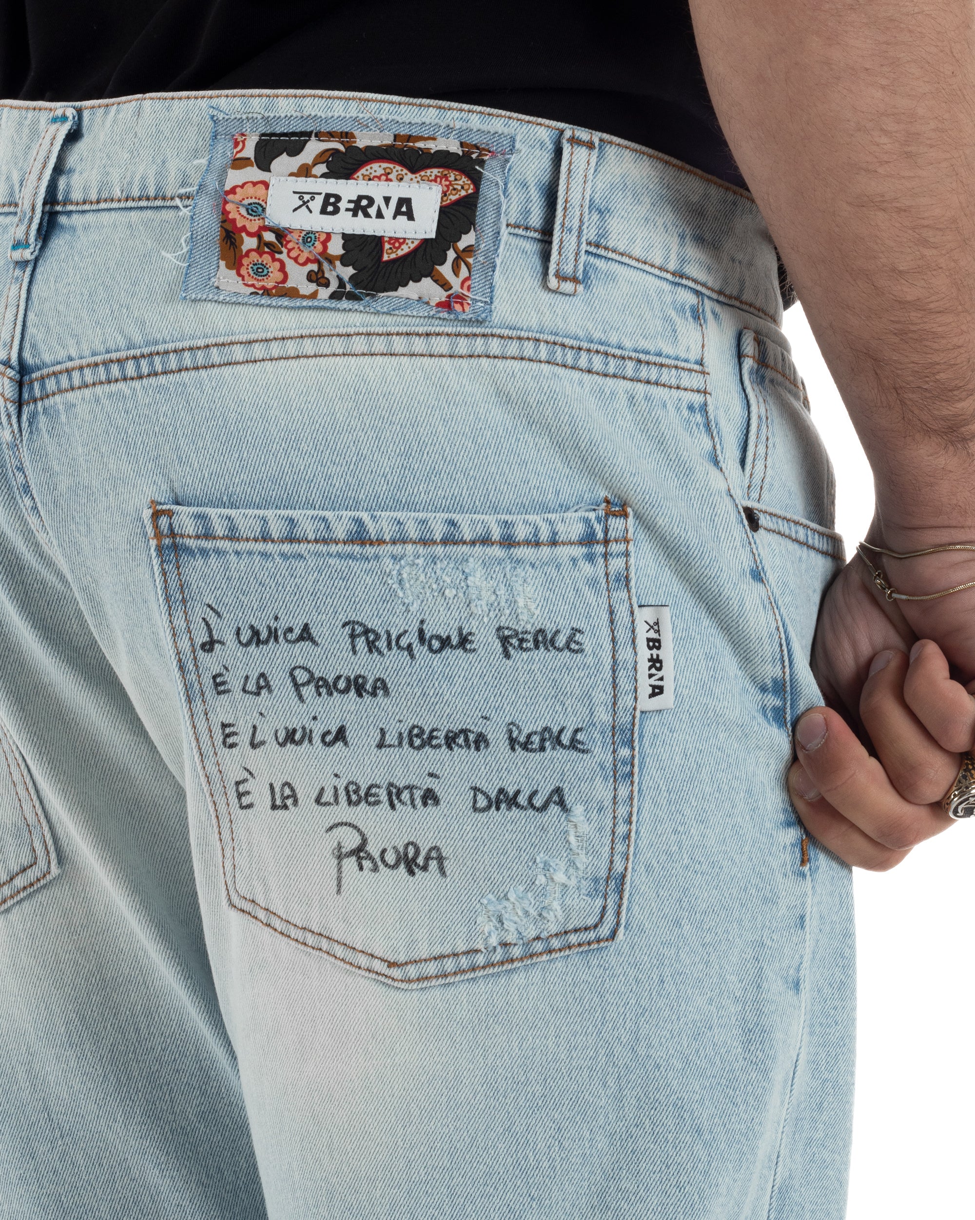 Vista posteriore jeans 5 tasche uomo denim chiaro rotture effetto used Berna