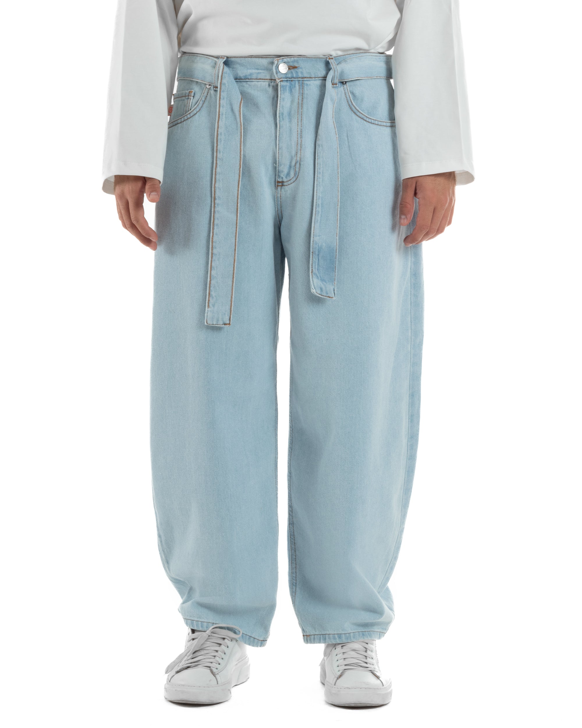 Dettaglio cucitura centrale verticale filo contrasto ramato jeans denim chiaro uomo Blacksunday