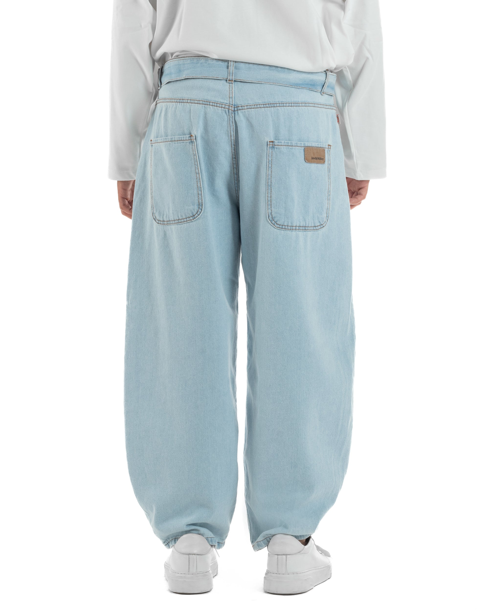 Vista completa posteriore jeans uomo barrel fit wide leg denim chiaro cintura laccio 100% cotone

