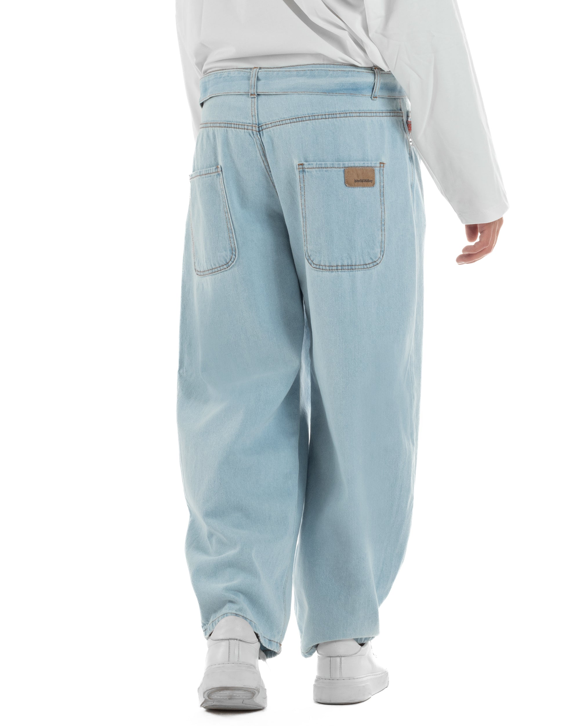 Vista posteriore jeans uomo denim chiaro barrel fit wide leg tasche toppa