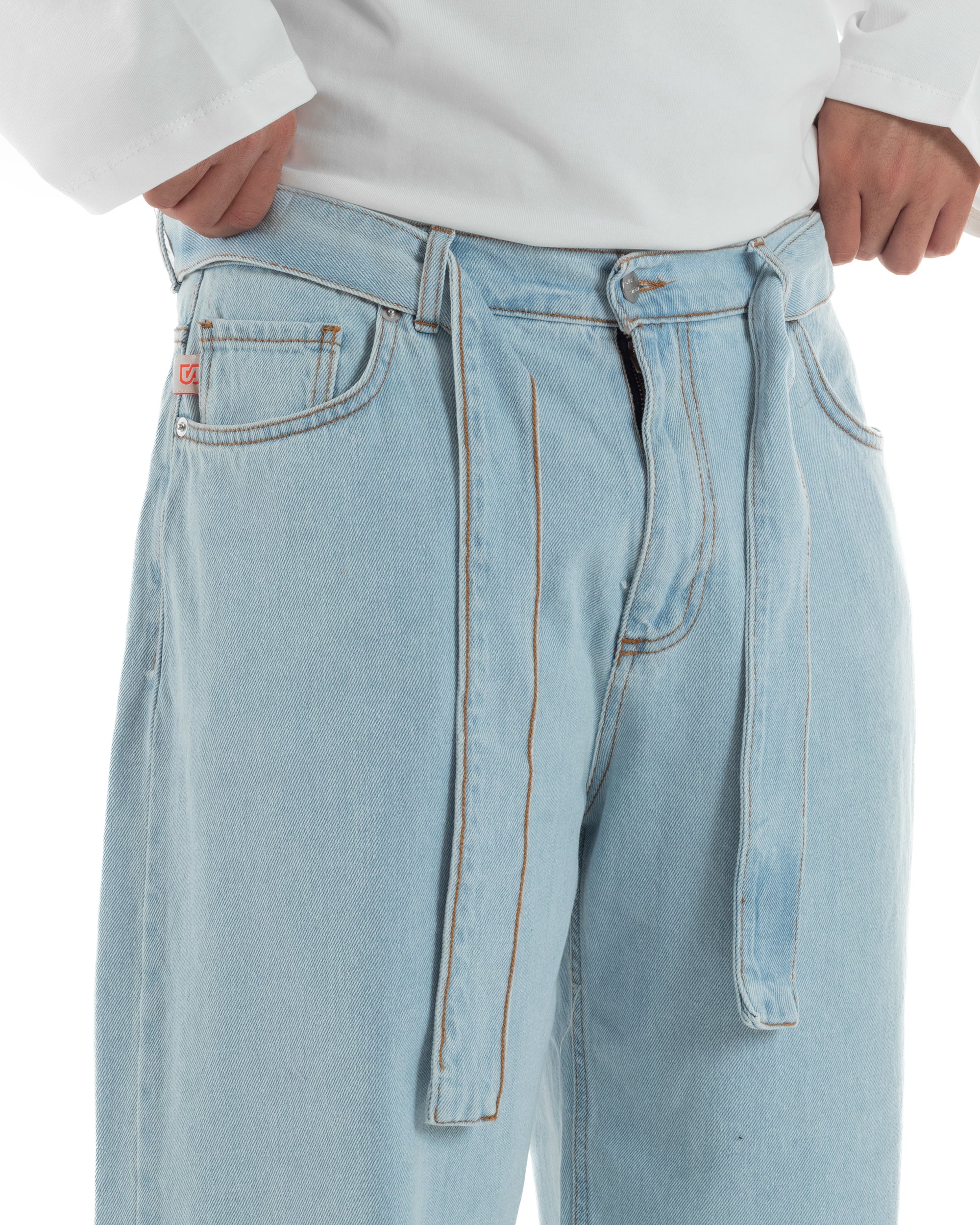 Dettaglio cintura laccio denim integrata passanti annodo frontale jeans barrel fit uomo
