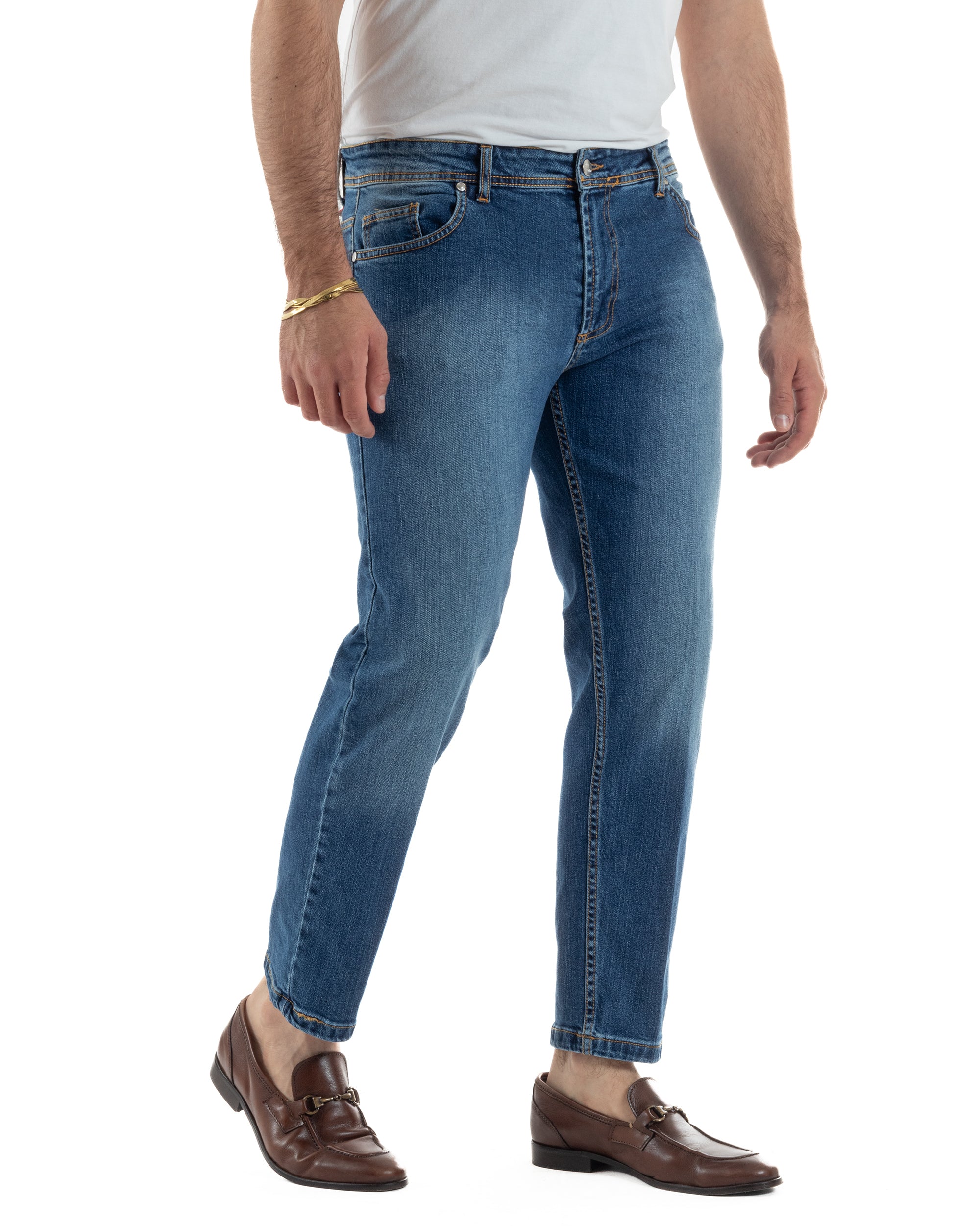 Vista laterale jeans uomo blu slim fit denim stone-washed orlo risvolto grezzo