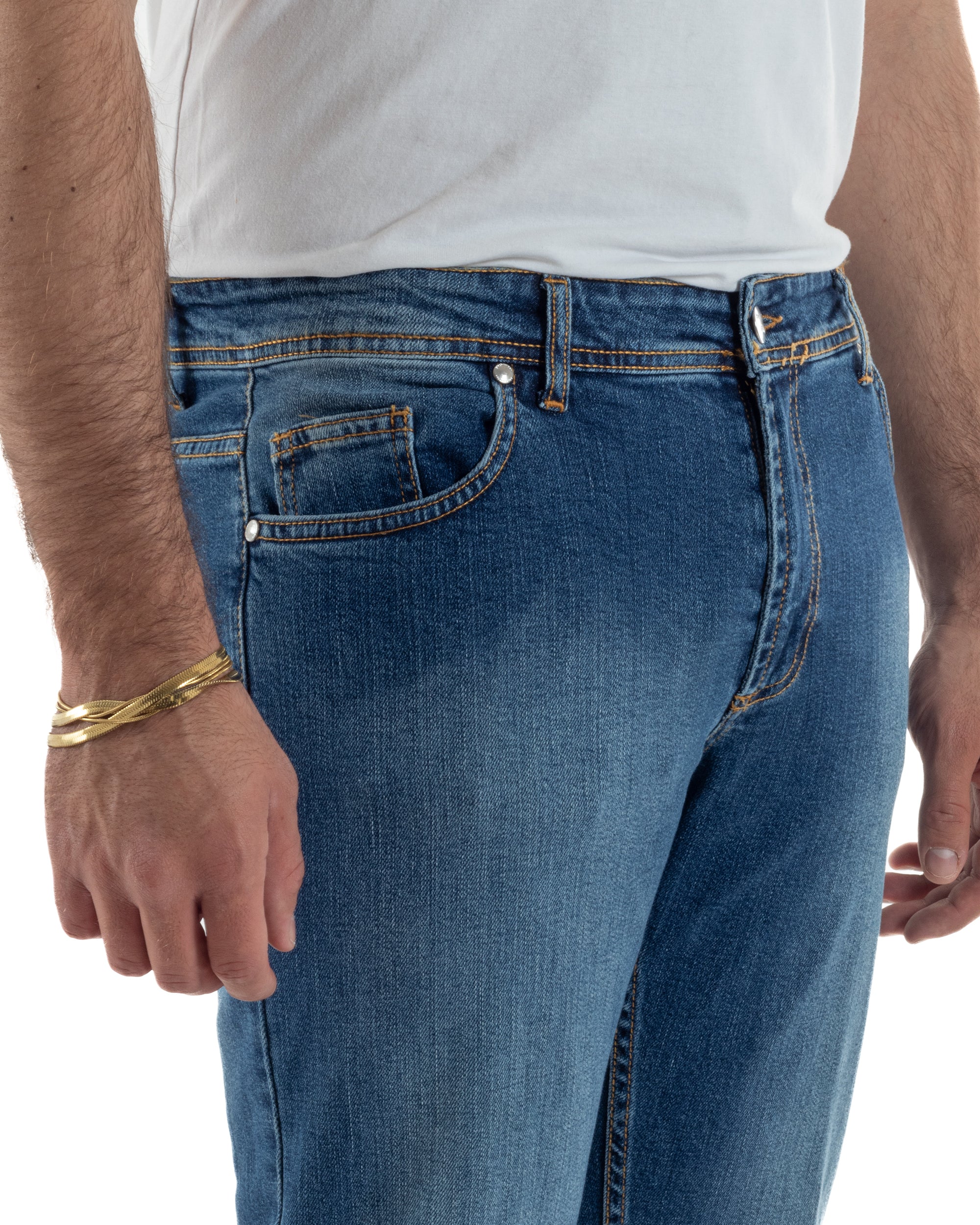 Dettaglio tasche anteriori filo moneta cuciture contrasto jeans blu slim fit uomo
