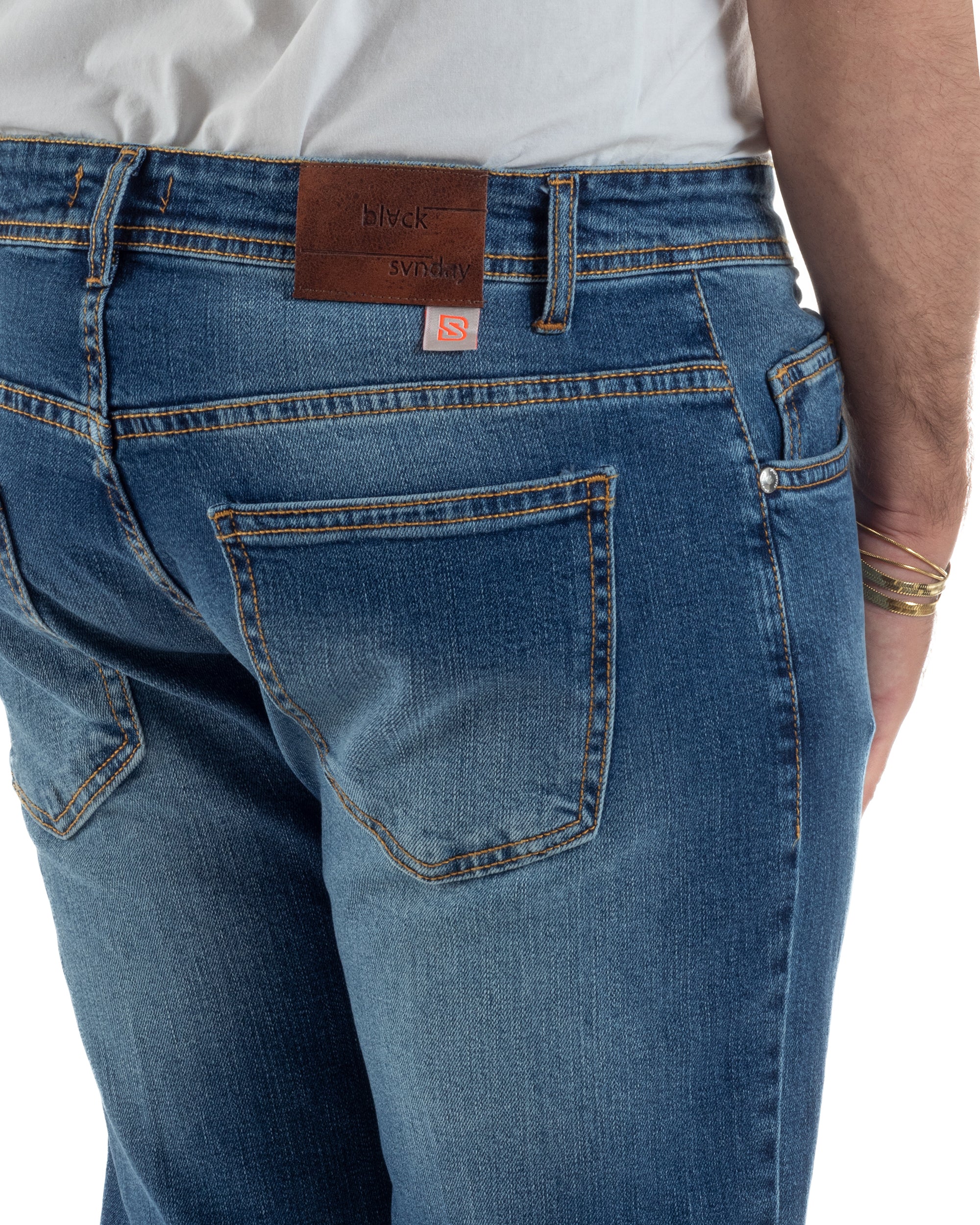 Dettaglio patch pelle logo Blvck Sunday rilievo retro jeans blu slim fit uomo