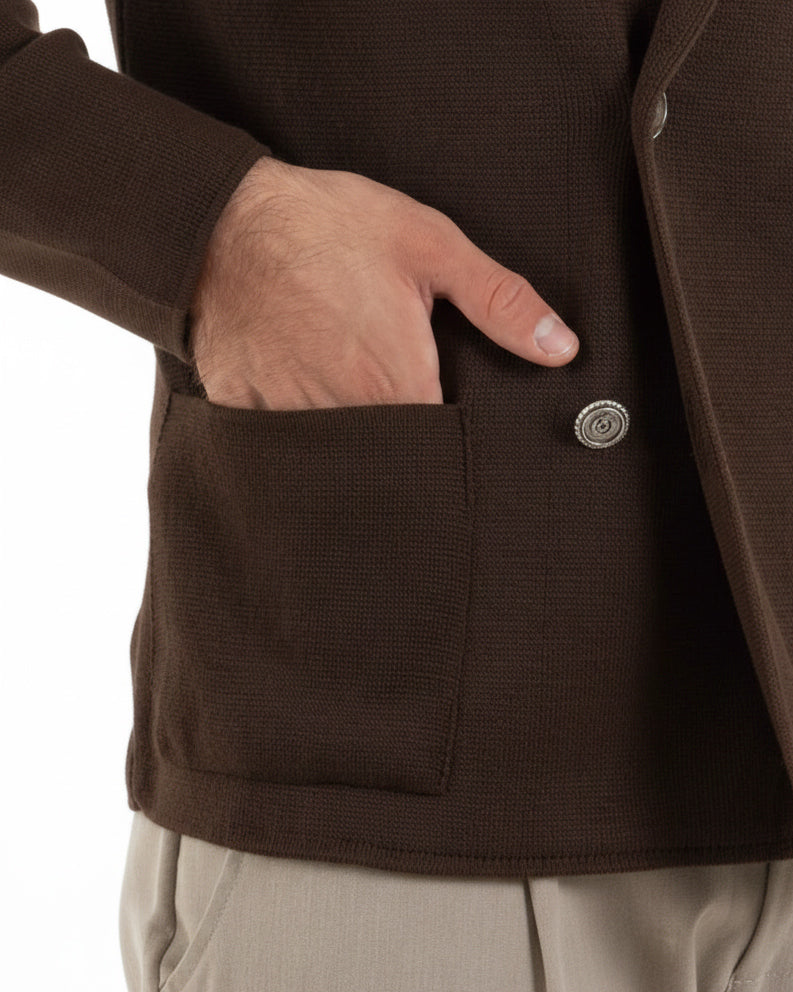  Dettaglio tasche a toppa laterali cardigan marrone doppiopetto uomo