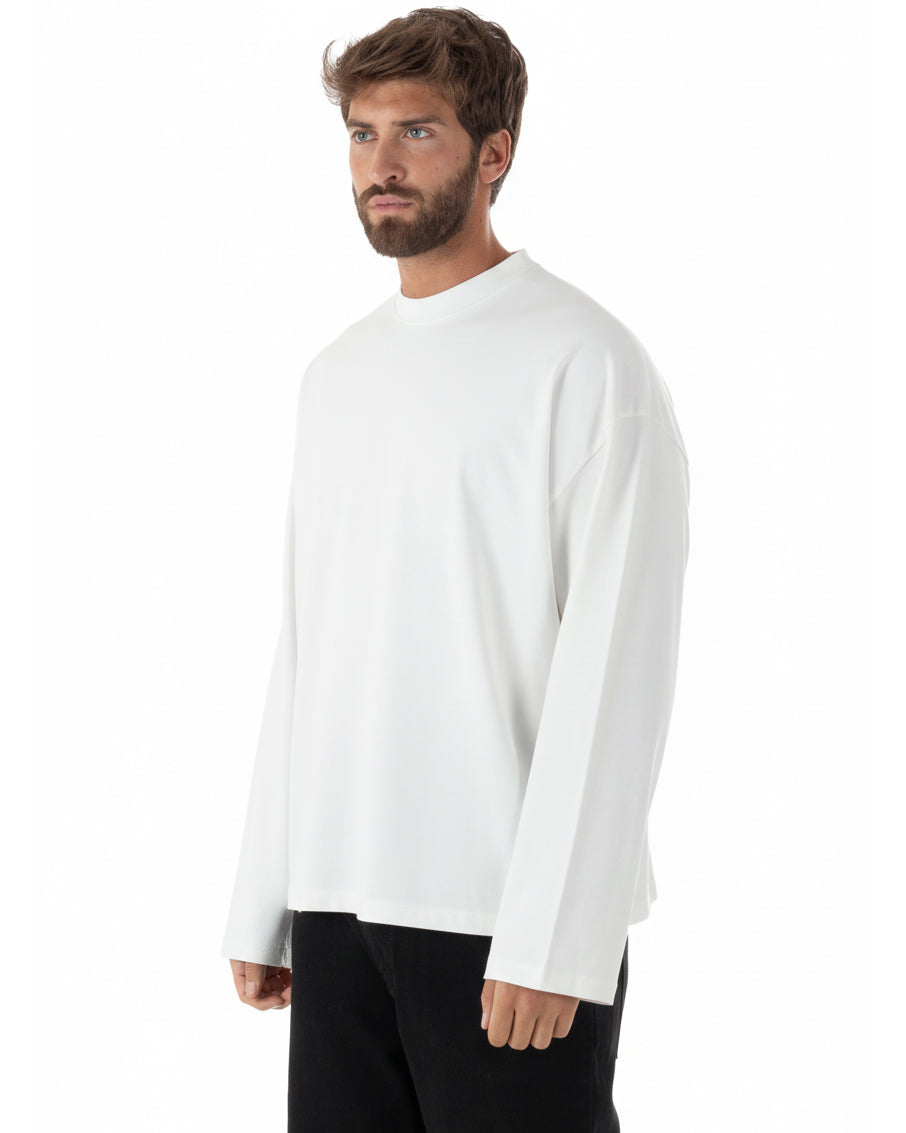 Vista laterale maglia uomo bianco maniche lunghe oversize cotone casual