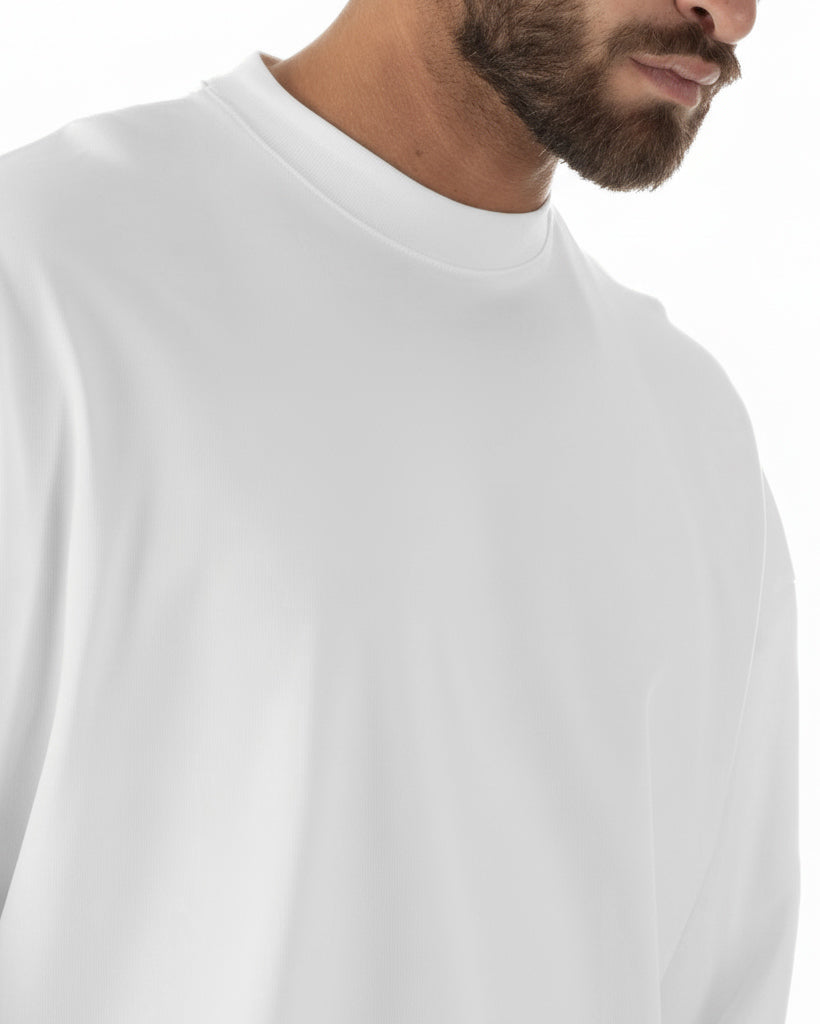 Dettaglio girocollo e spalle scese maglia bianco long sleeve oversize uomo