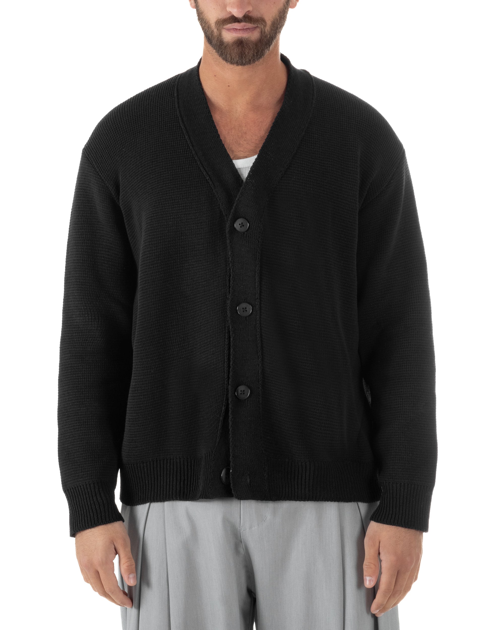 Dettaglio scollo v e bottoni cardigan nero cropped boxy fit uomo