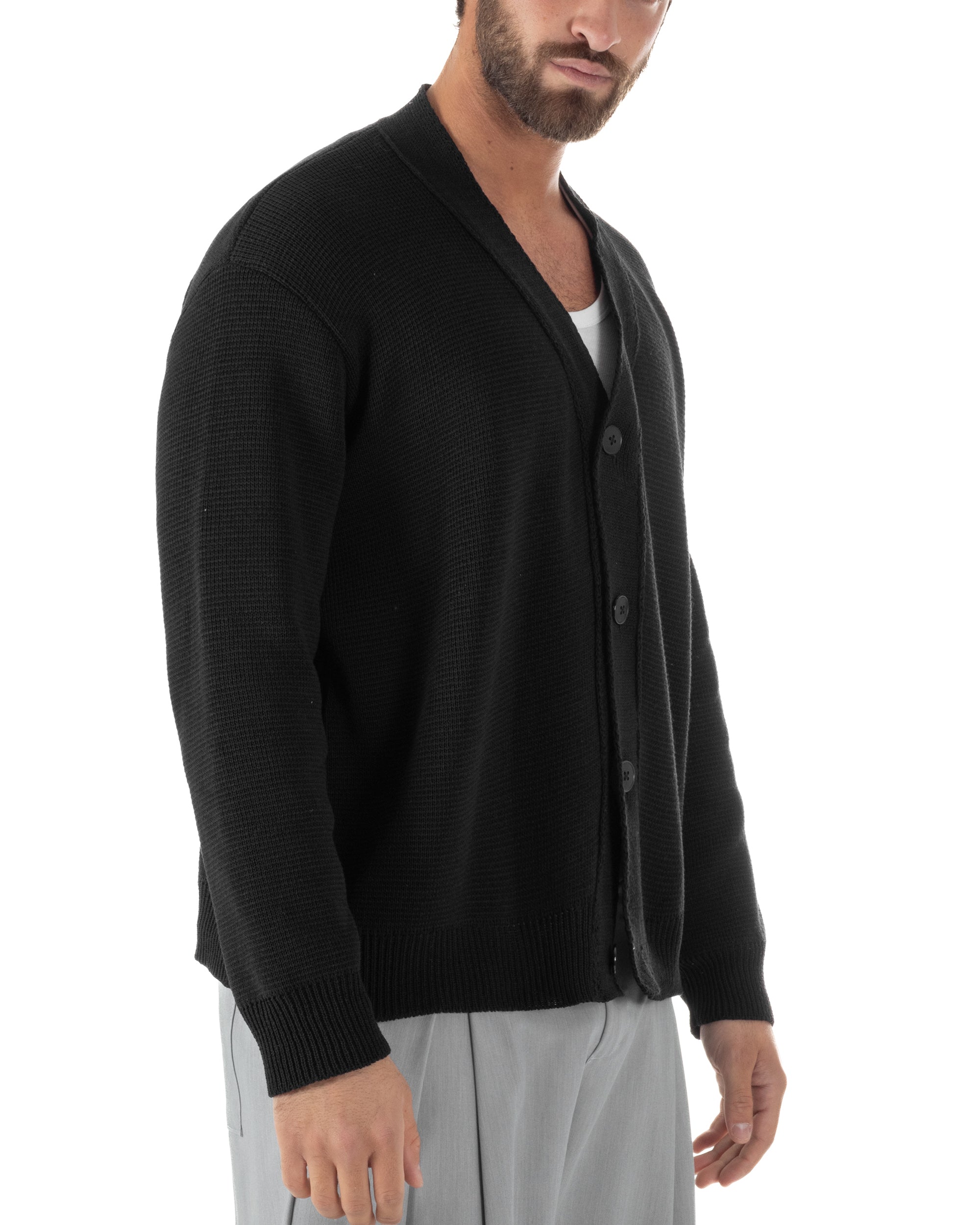 Dettaglio maglia filo e texture cardigan nero cropped 50% cotone uomo