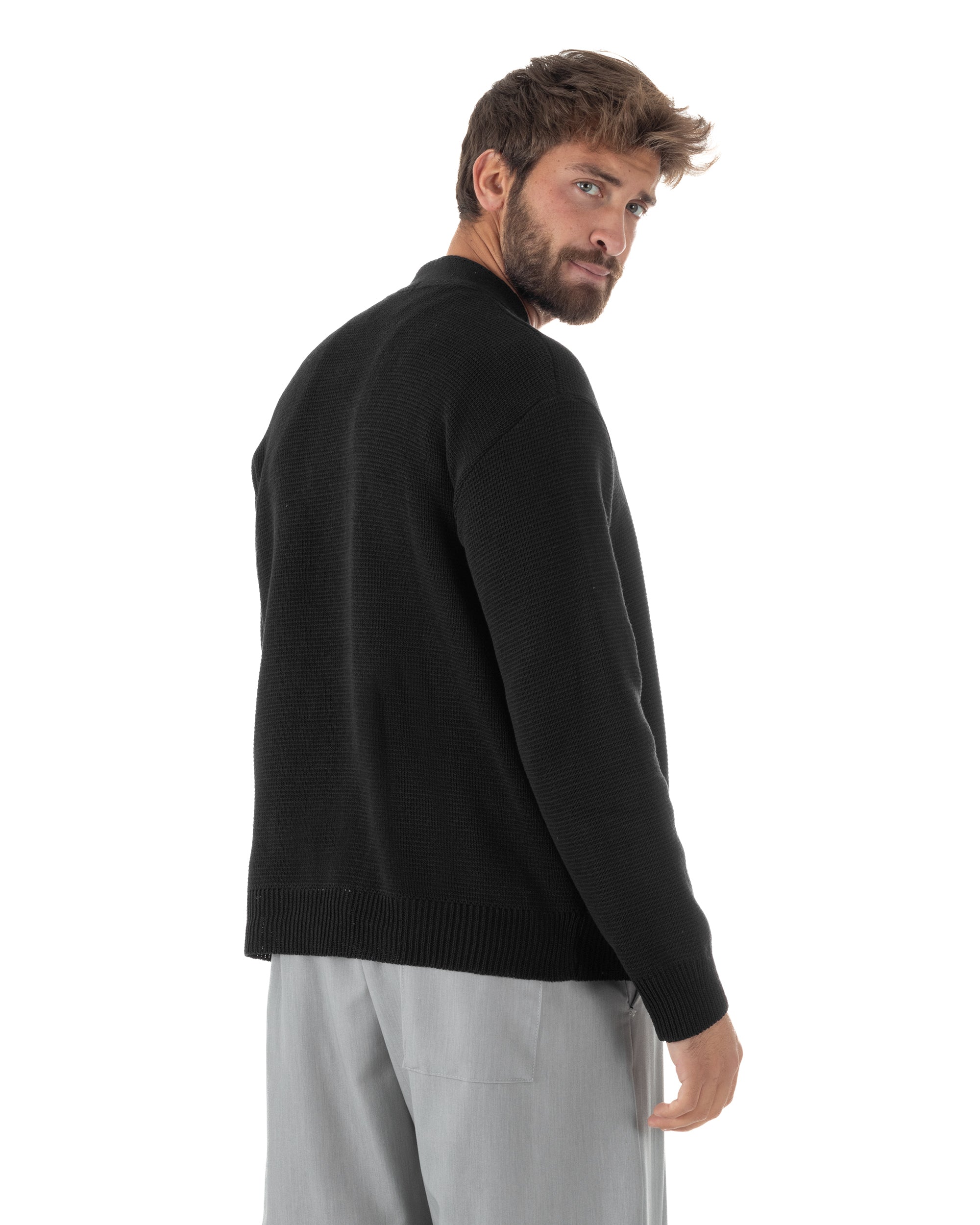 Vista posteriore cardigan uomo nero cropped boxy fit spalla scesa