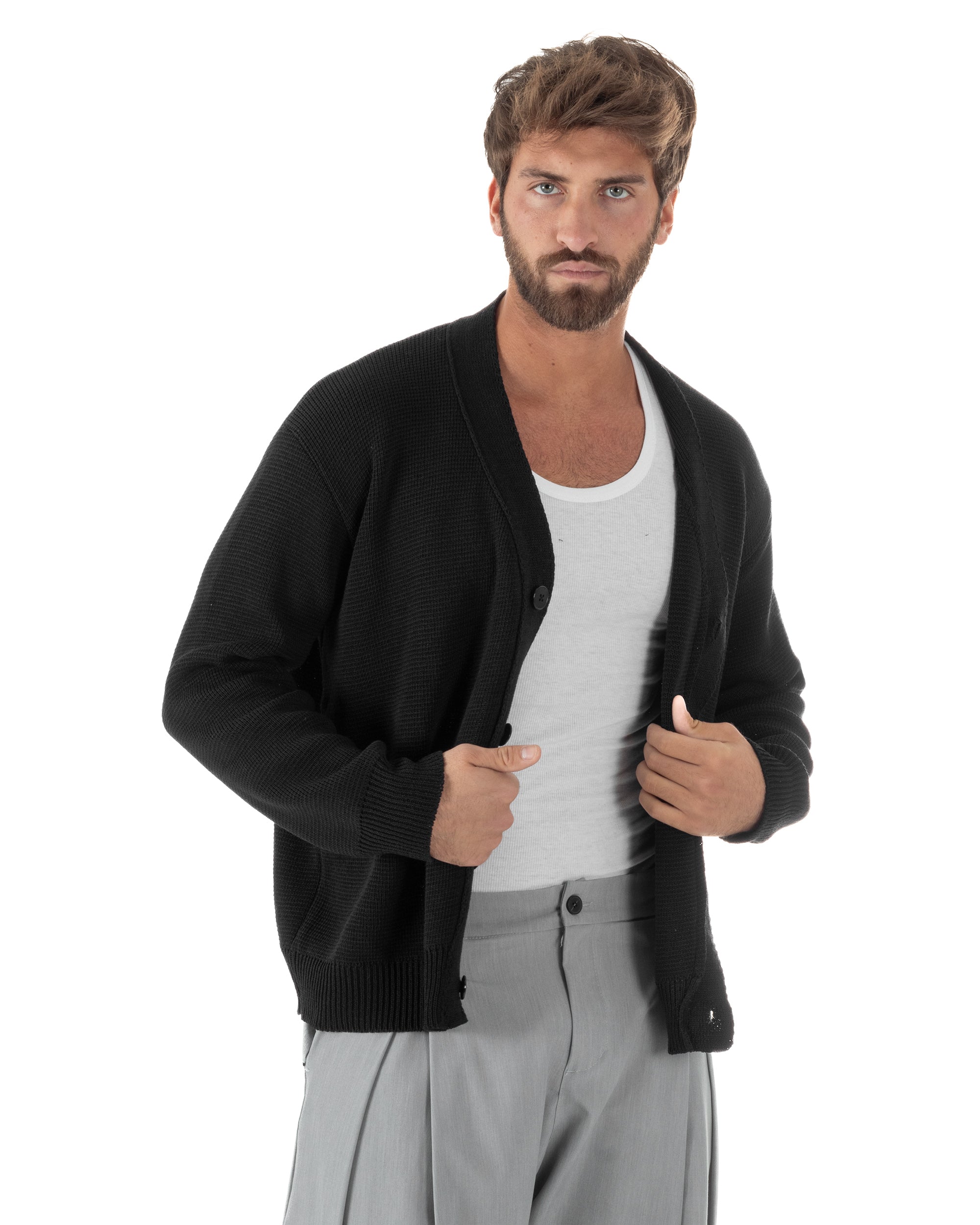 Dettaglio scollo v e bottoni cardigan nero cropped boxy fit uomo