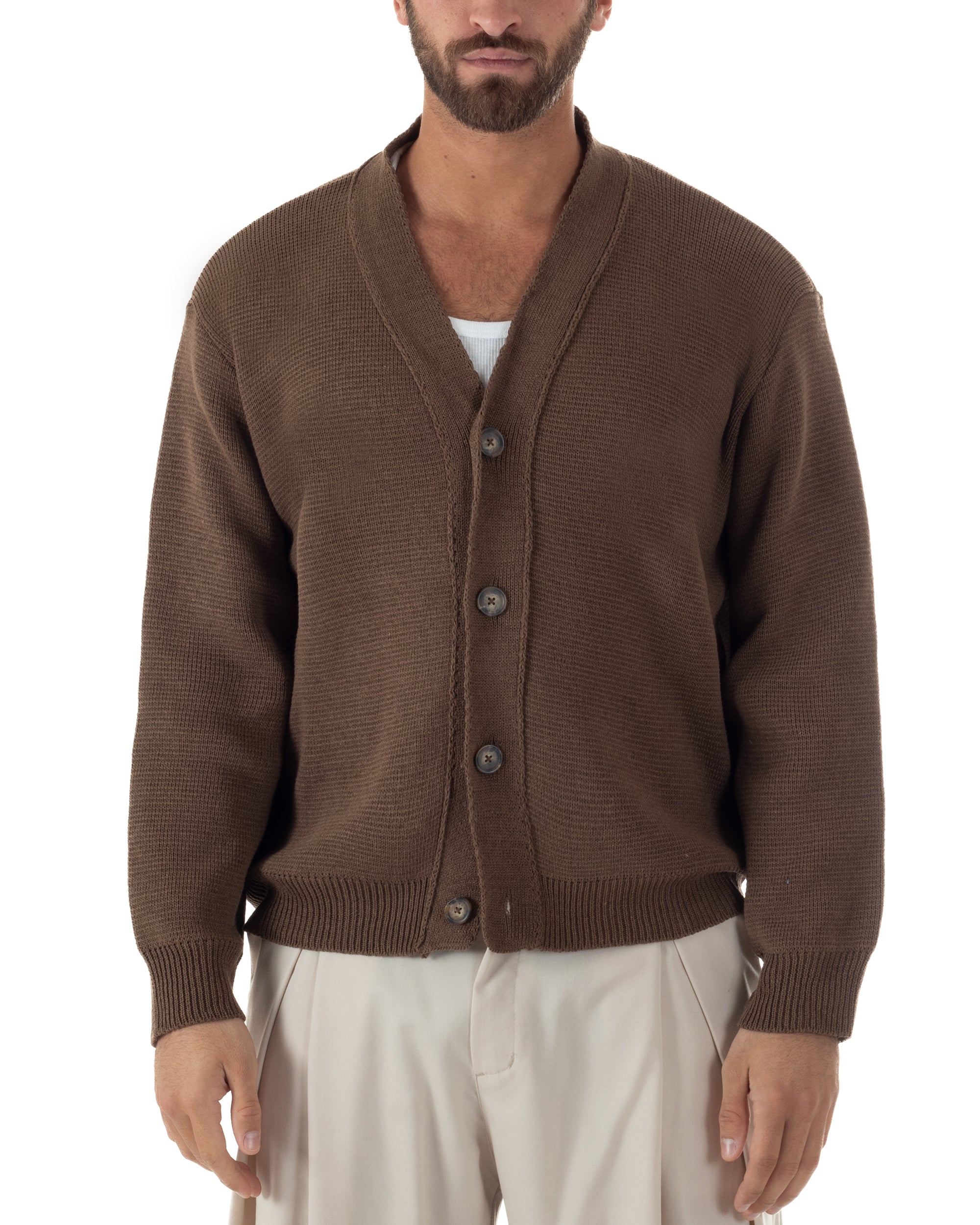 Vista frontale cardigan marrone cropped boxy fit scollo v bottoni uomo
